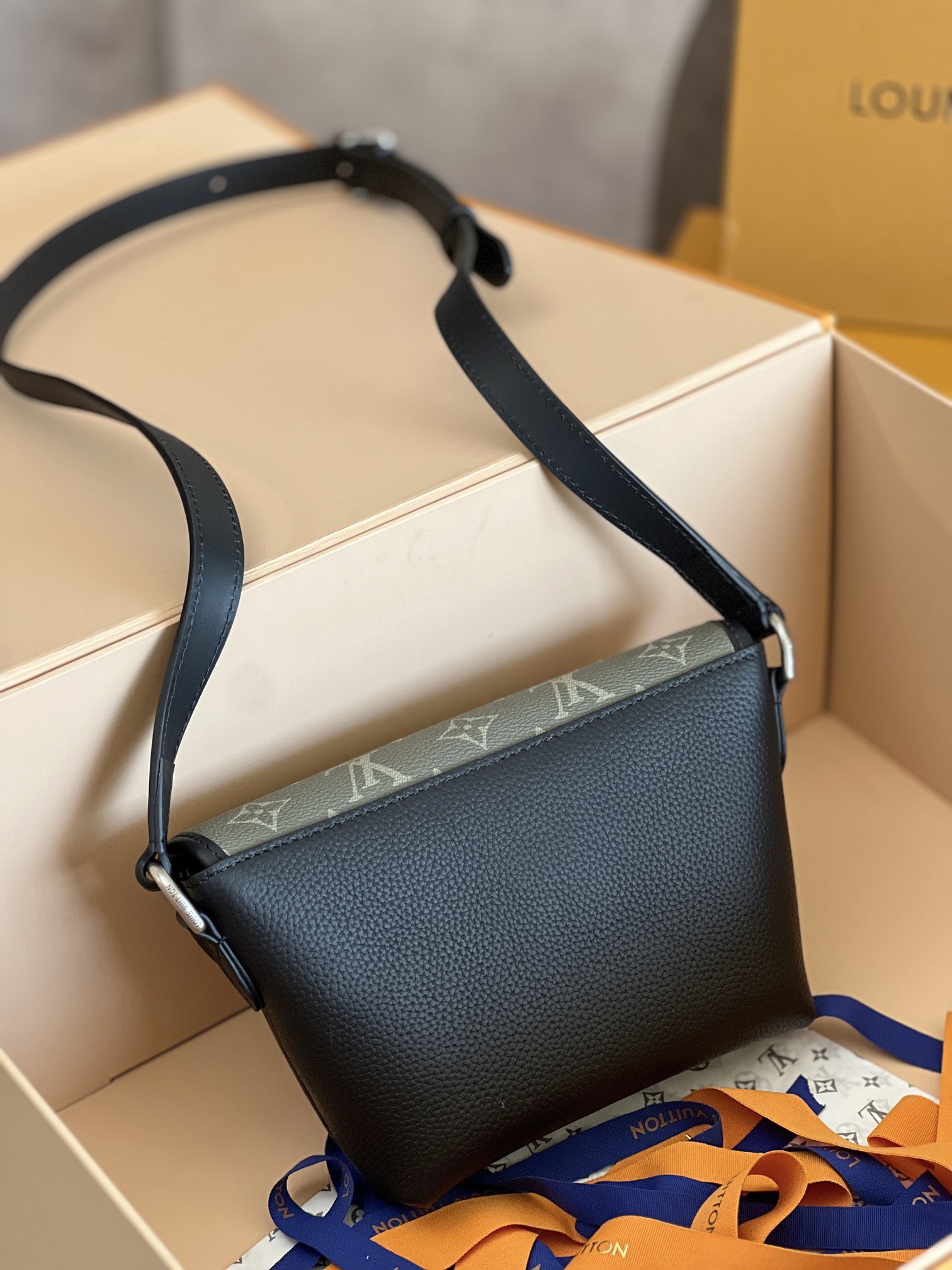 LV 精品仿製Monogram拼接黑灰斜背包潮流百搭人氣推薦款｜歐美奢侈品精品推薦