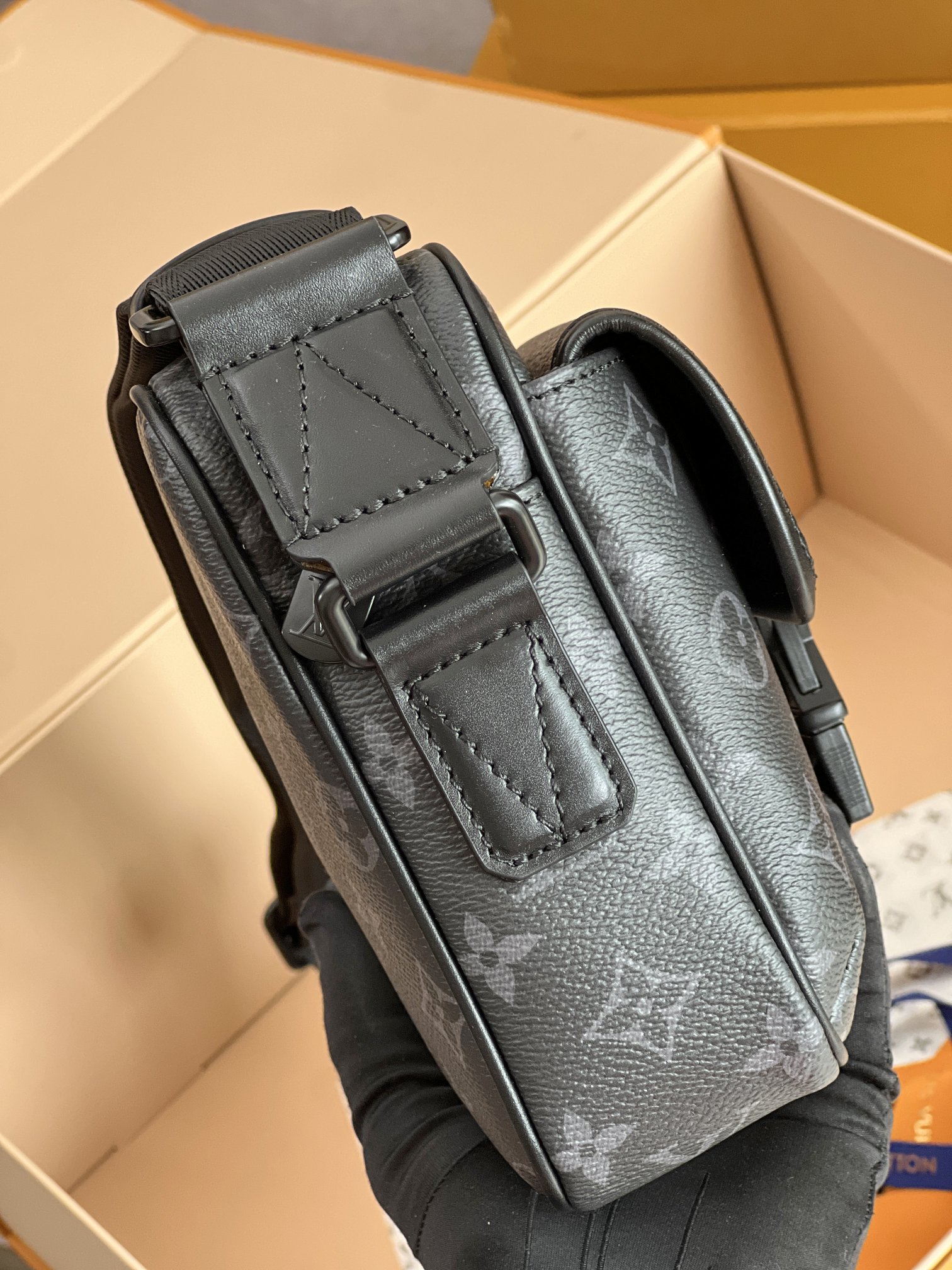 LV 一比一Monogram Eclipse郵差包 M12518潮流通勤百搭推薦款｜歐美奢侈品精品推薦