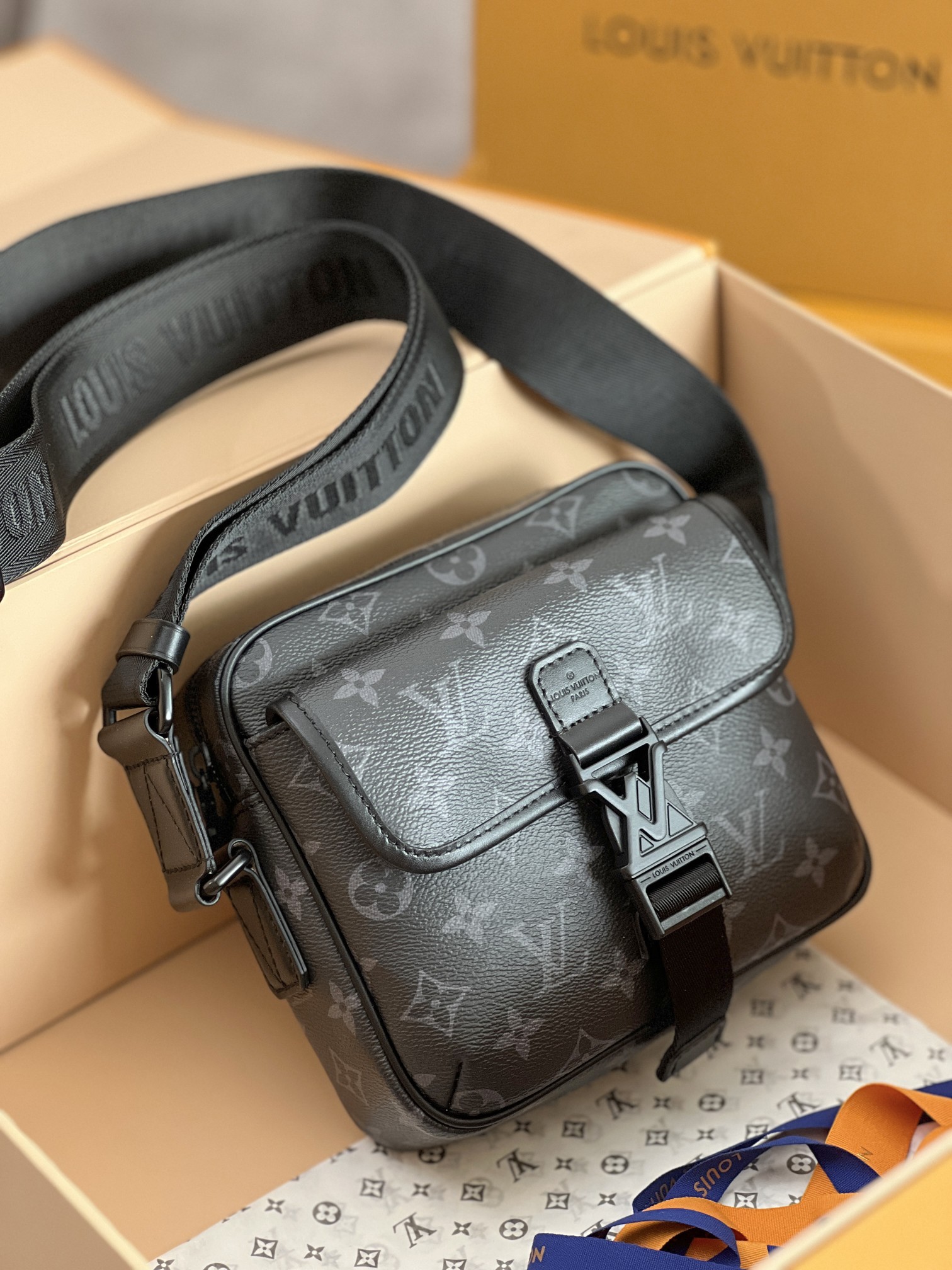 LV 一比一Monogram Eclipse郵差包 M12518潮流通勤百搭推薦款｜歐美奢侈品精品推薦