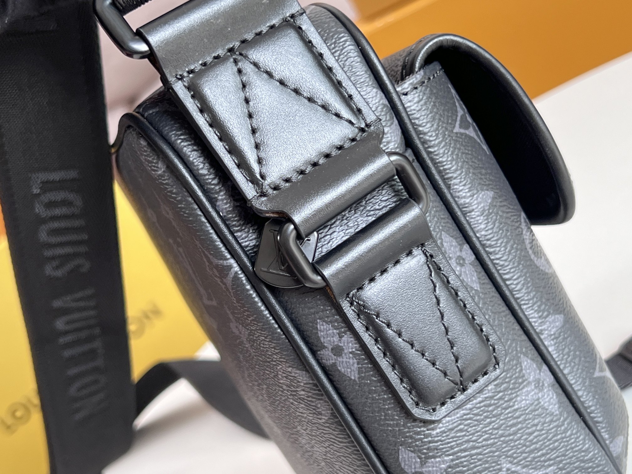 LV 一比一Monogram Eclipse郵差包 M12518潮流通勤百搭推薦款｜歐美奢侈品精品推薦