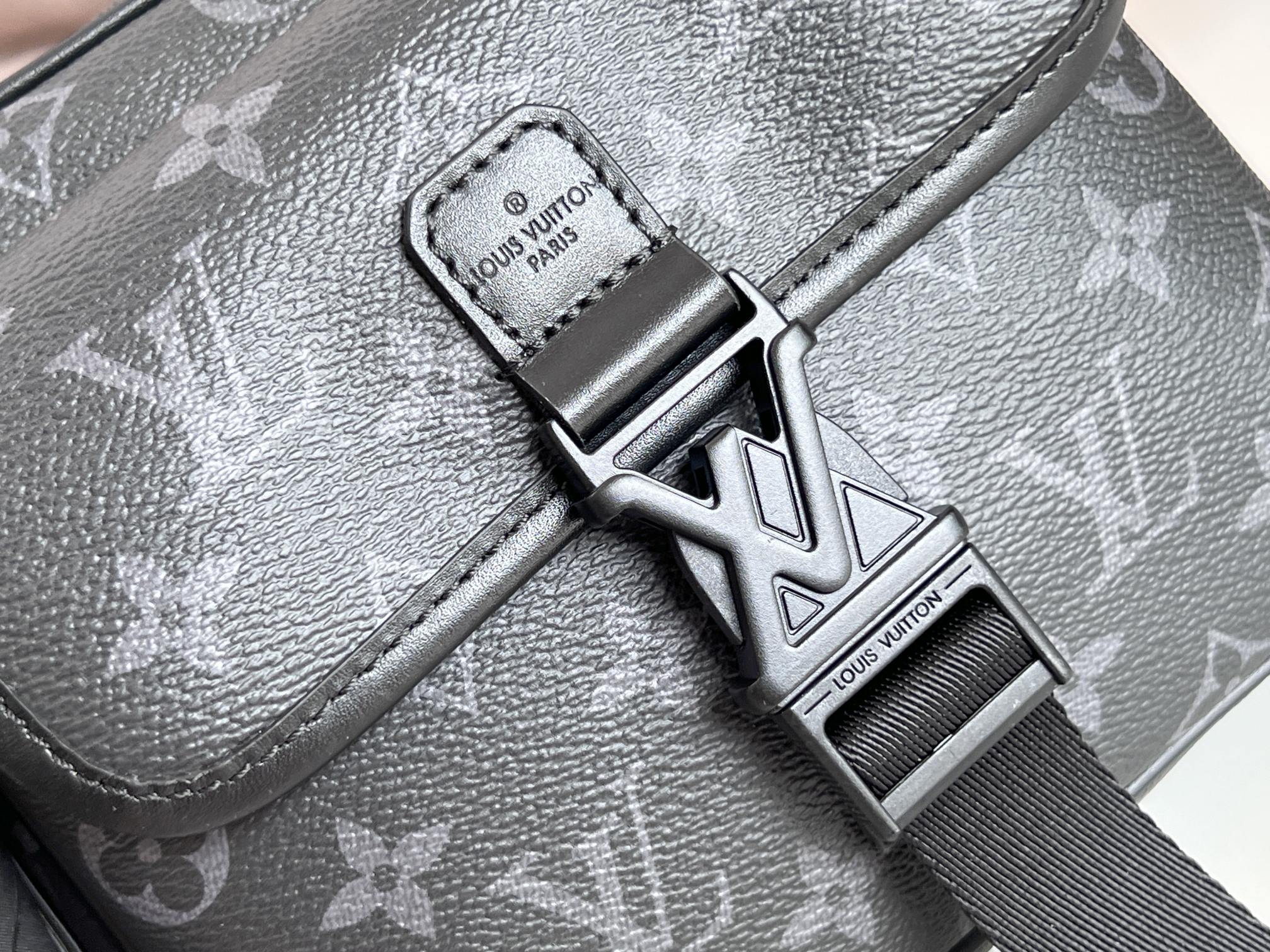 LV 一比一Monogram Eclipse郵差包 M12518潮流通勤百搭推薦款｜歐美奢侈品精品推薦