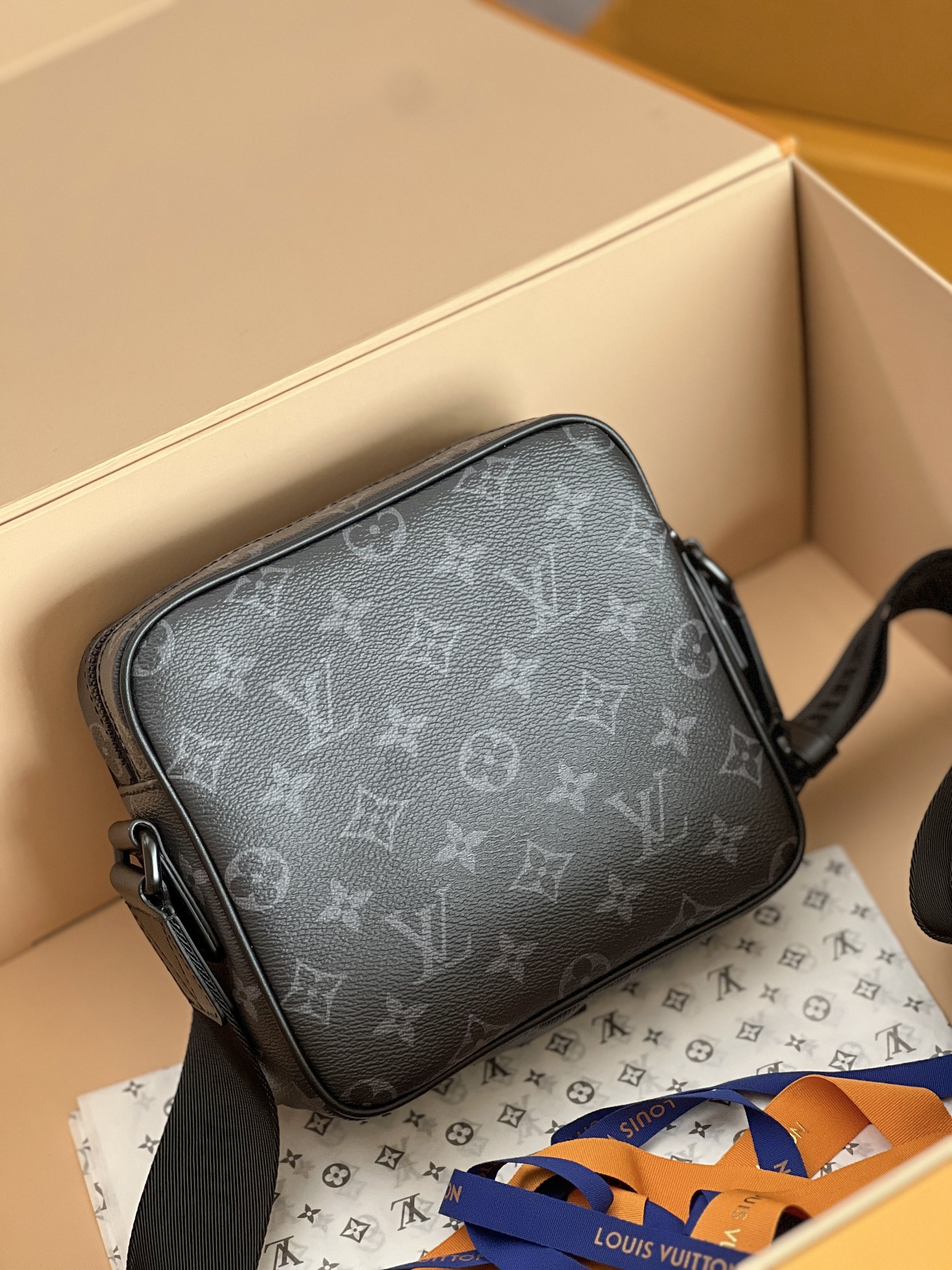 LV 一比一Monogram Eclipse郵差包 M12518潮流通勤百搭推薦款｜歐美奢侈品精品推薦