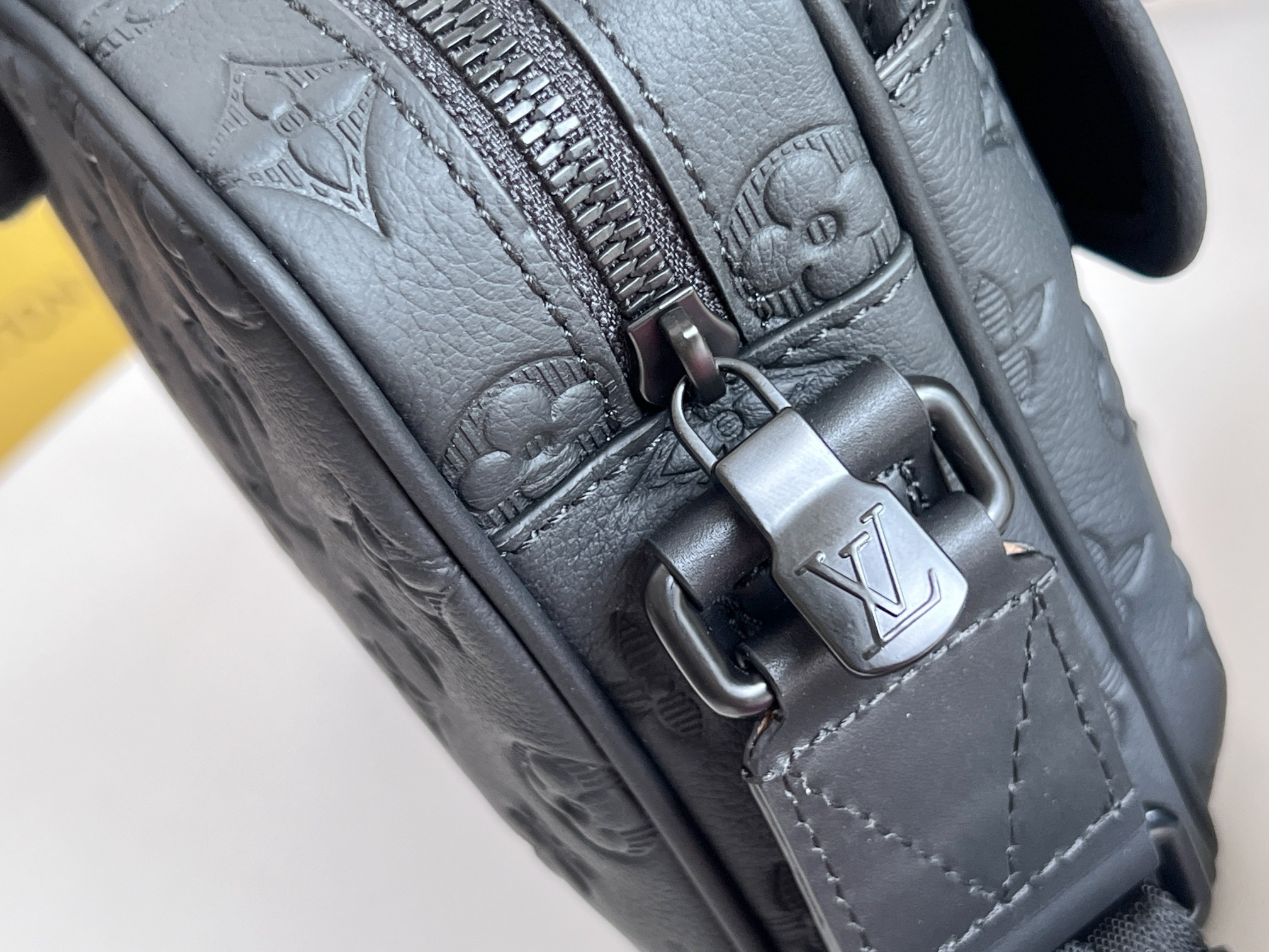 LV 原單Monogram Empreinte全皮黑色郵差包 M12516質感通勤百搭推薦款｜歐美奢侈品精品推薦