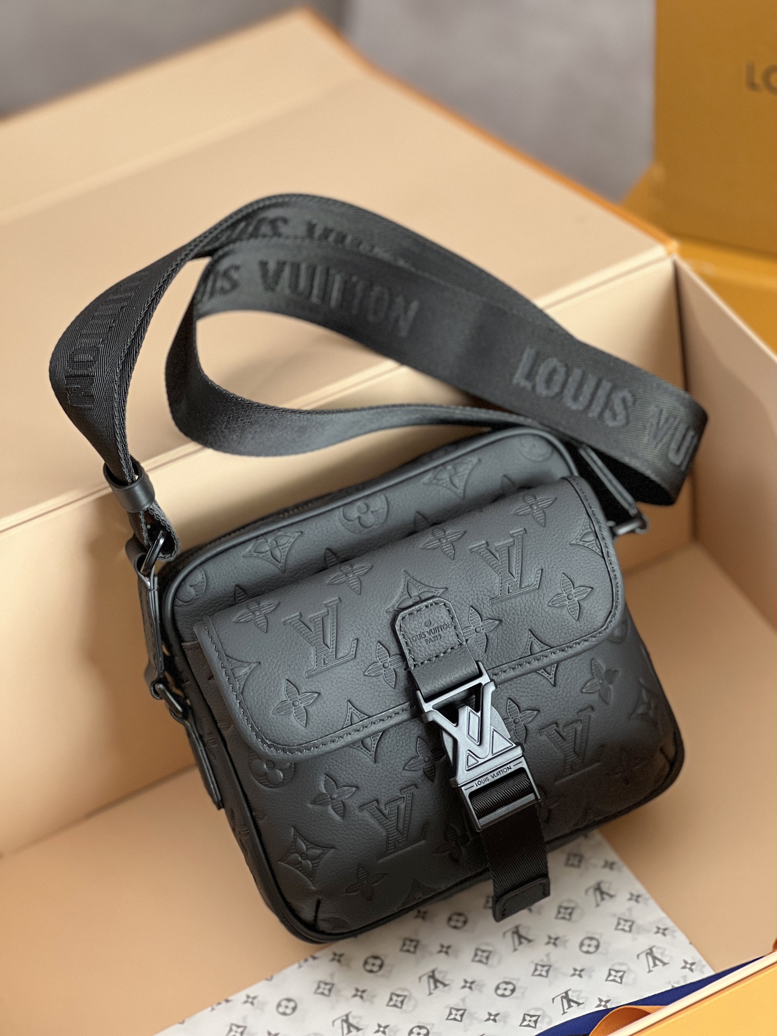 LV 原單Monogram Empreinte全皮黑色郵差包 M12516質感通勤百搭推薦款｜歐美奢侈品精品推薦