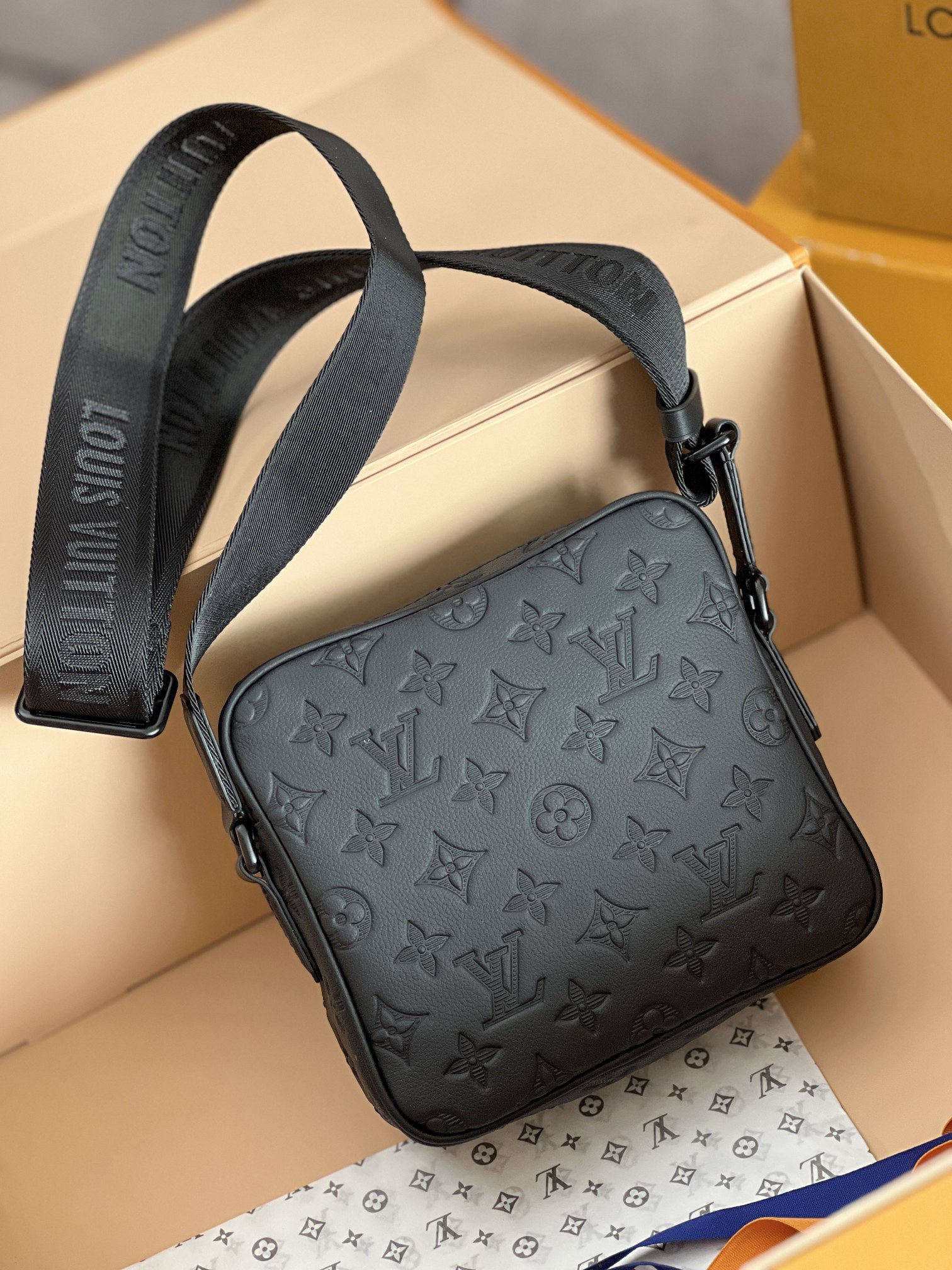 LV 原單Monogram Empreinte全皮黑色郵差包 M12516質感通勤百搭推薦款｜歐美奢侈品精品推薦