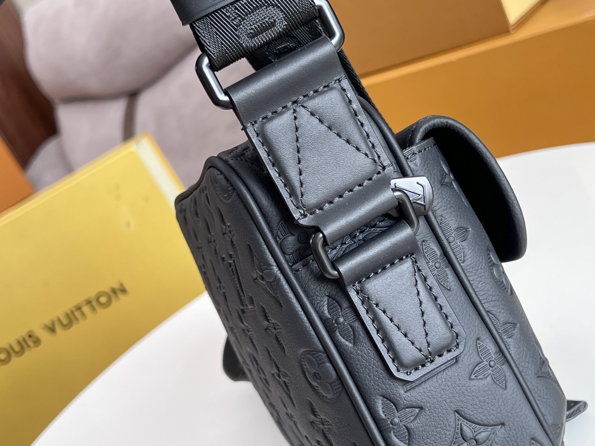 LV 原單Monogram Empreinte全皮黑色郵差包 M12516質感通勤百搭推薦款｜歐美奢侈品精品推薦