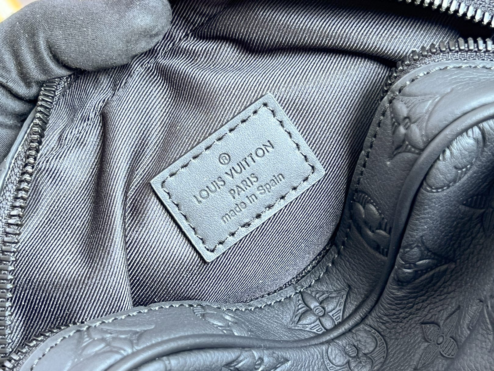 LV 原單Monogram Empreinte全皮黑色郵差包 M12516質感通勤百搭推薦款｜歐美奢侈品精品推薦