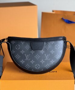 LV 原單Monogram Eclipse半月形腰包 M23835潮流百搭推薦款
