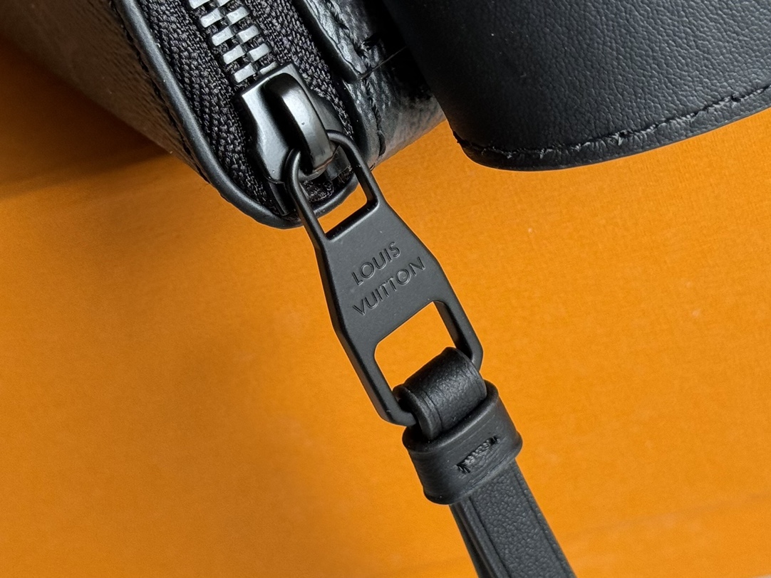 LV 原單Monogram Eclipse半月形腰包 M23835潮流百搭推薦款｜歐美奢侈品精品推薦