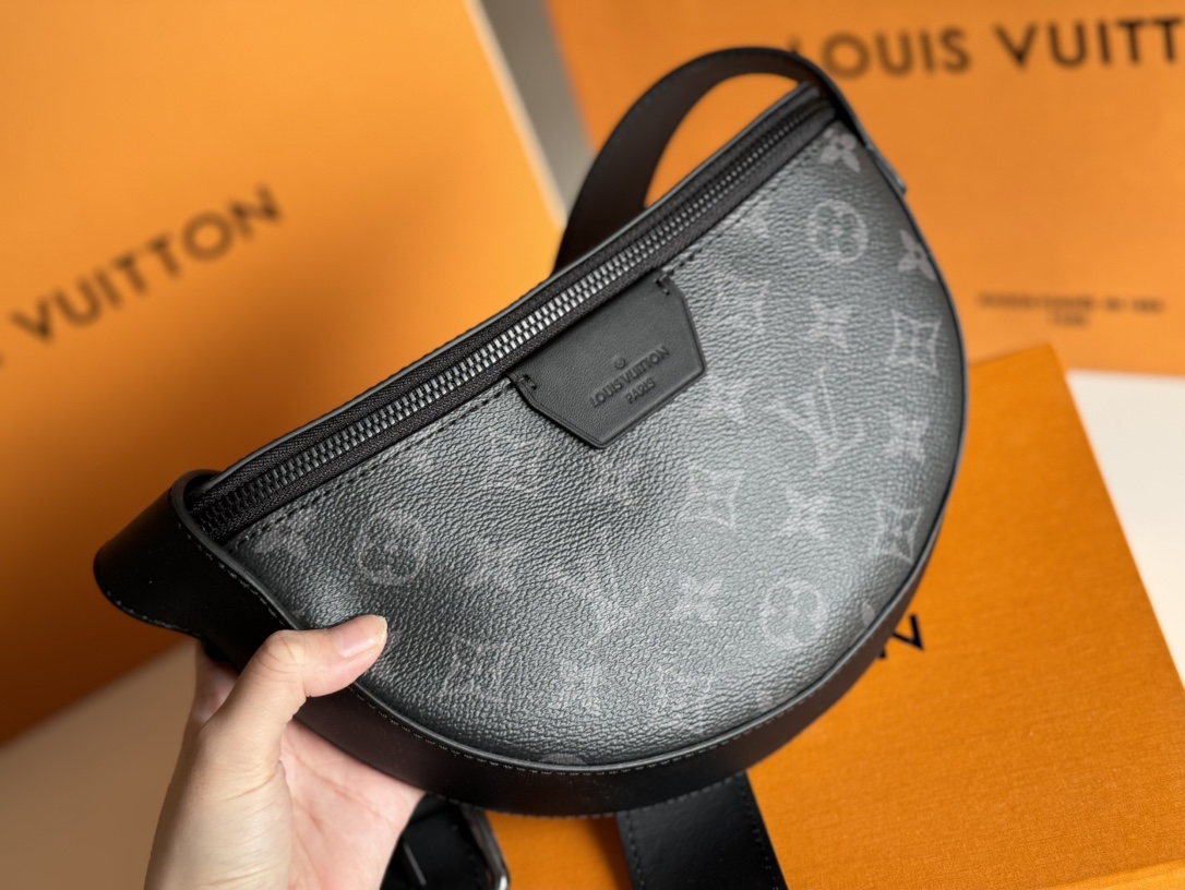 LV 原單Monogram Eclipse半月形腰包 M23835潮流百搭推薦款｜歐美奢侈品精品推薦