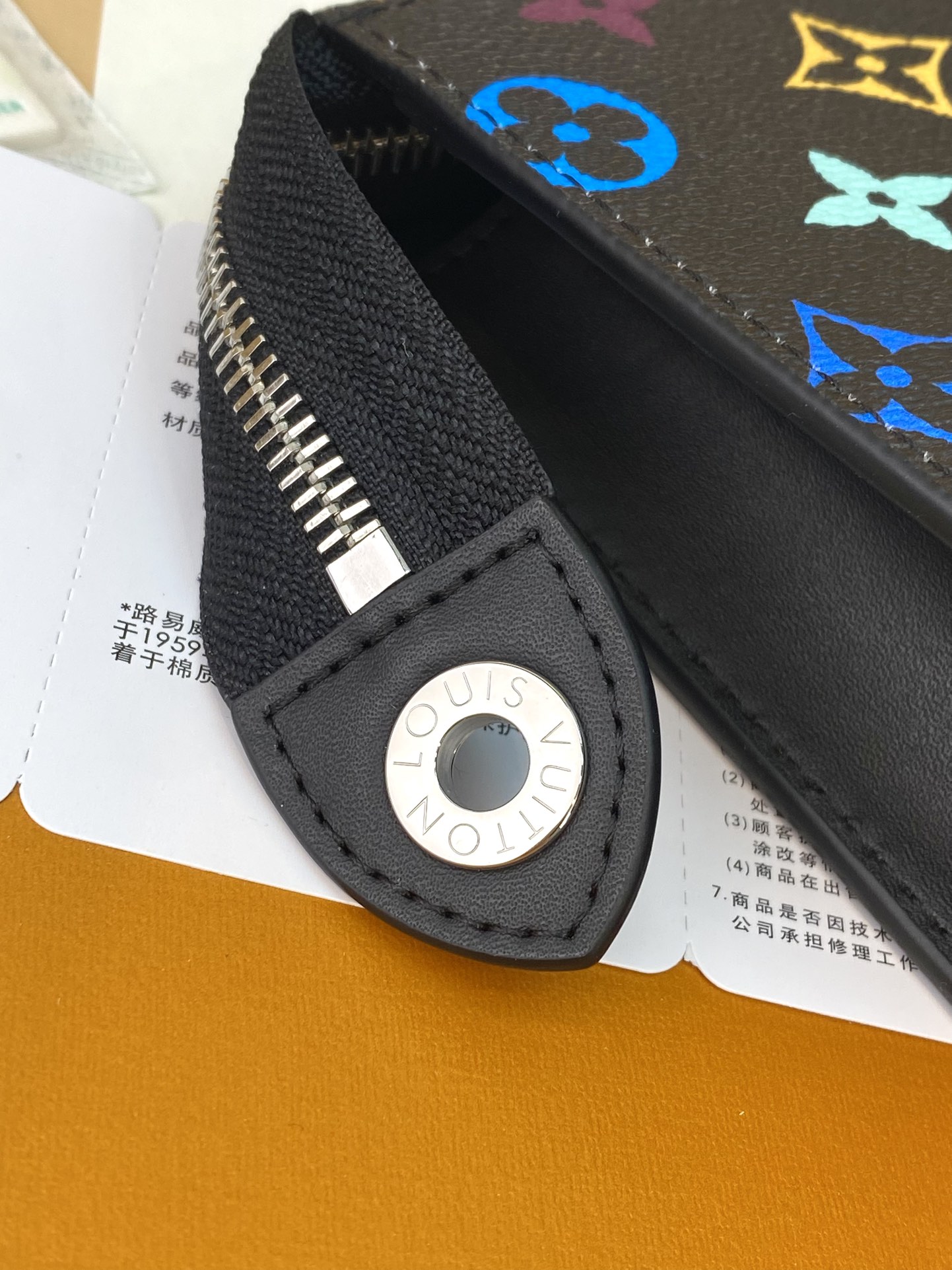 LV 一比一彩虹Monogram黑色拉鍊手拿包文件包人氣時尚百搭推薦｜歐美奢侈品精品推薦