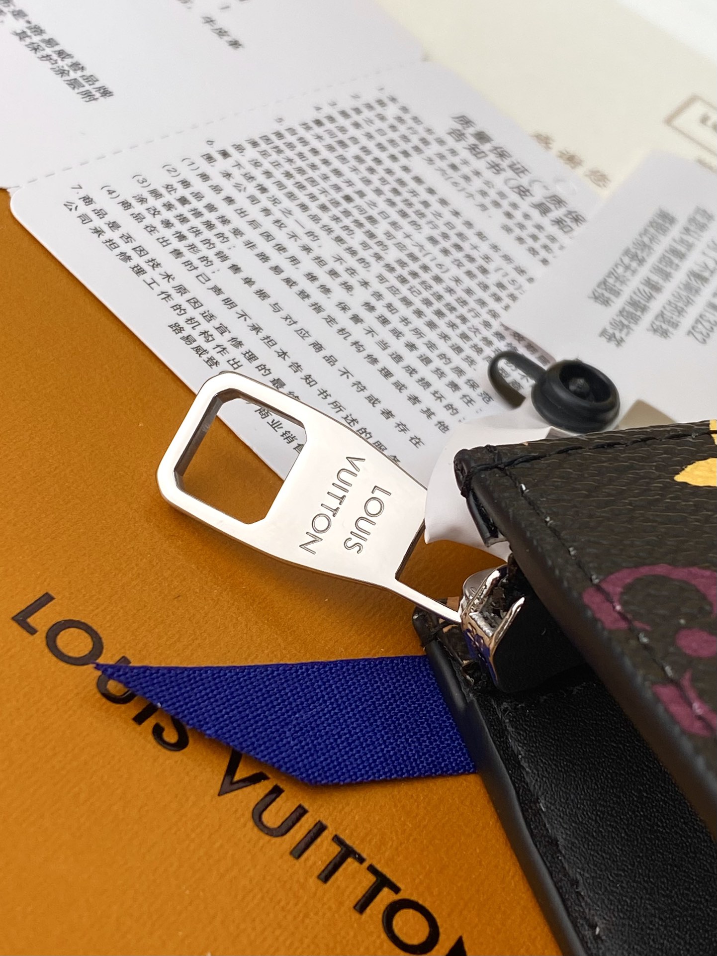LV 一比一彩虹Monogram黑色拉鍊手拿包文件包人氣時尚百搭推薦｜歐美奢侈品精品推薦