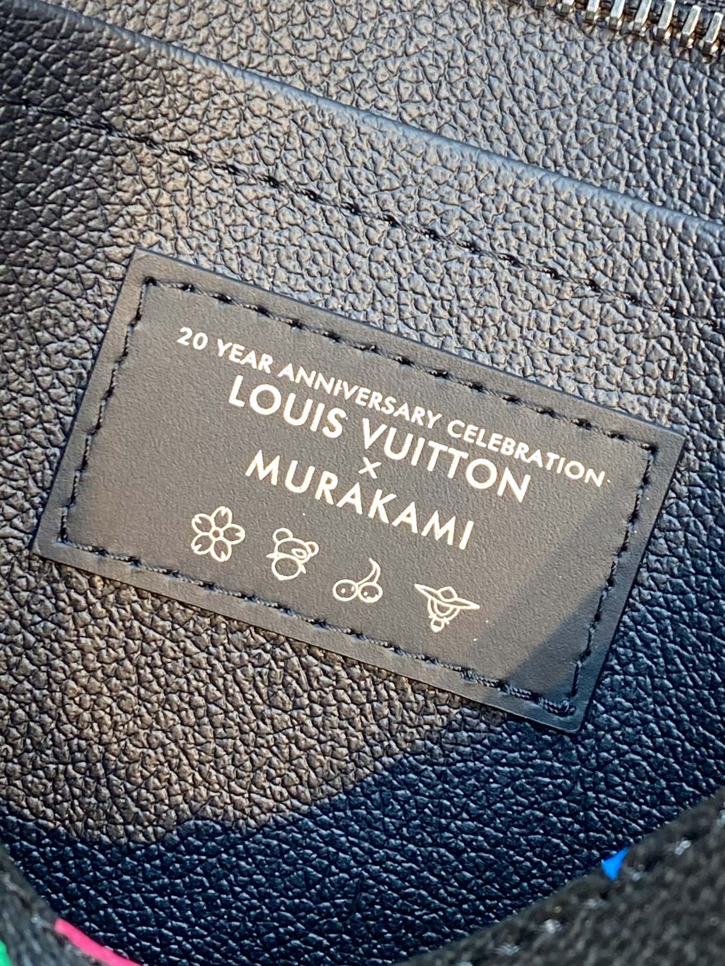 LV 一比一彩虹Monogram黑色拉鍊手拿包文件包人氣時尚百搭推薦｜歐美奢侈品精品推薦