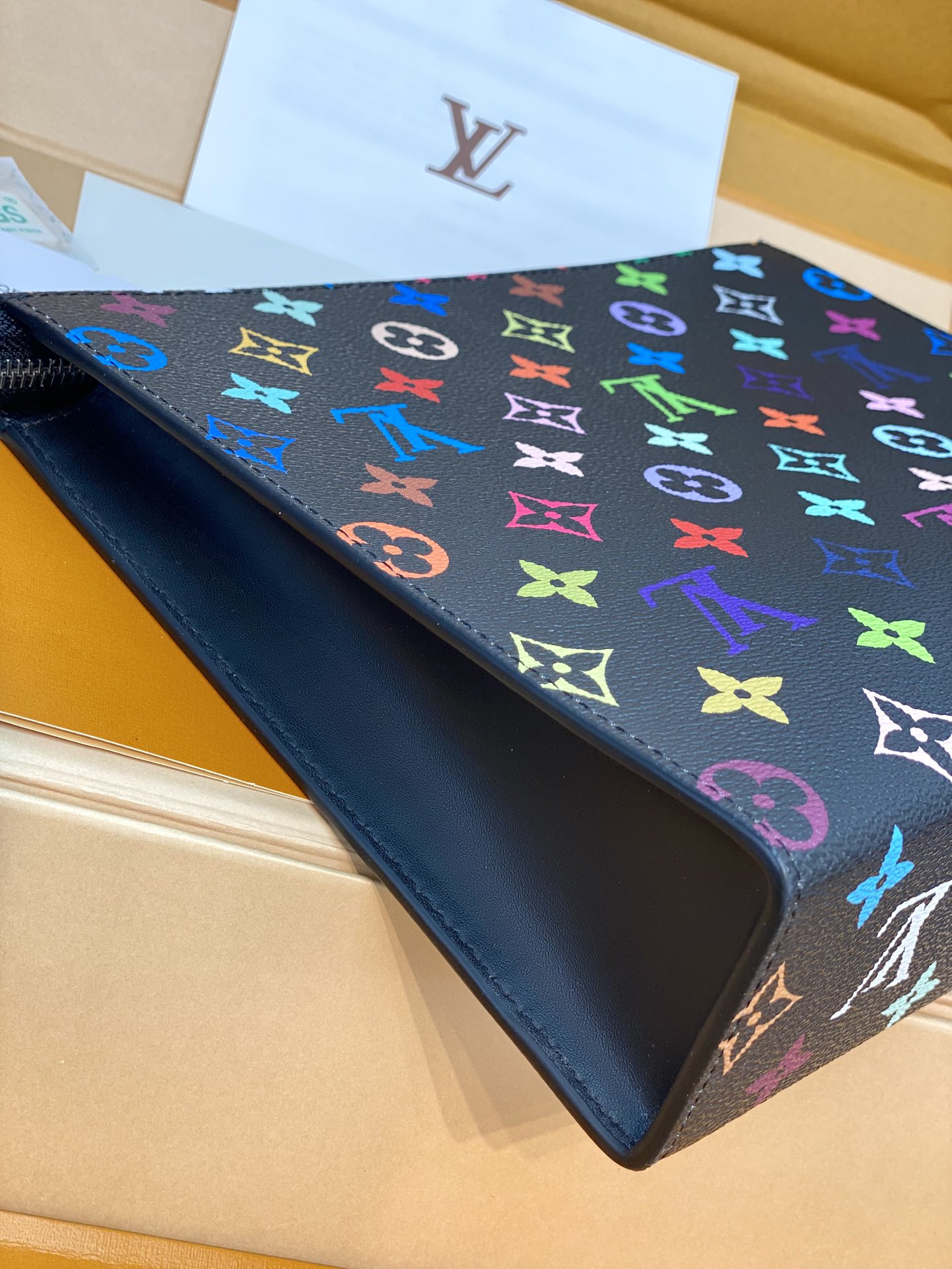 LV 一比一彩虹Monogram黑色拉鍊手拿包文件包人氣時尚百搭推薦｜歐美奢侈品精品推薦