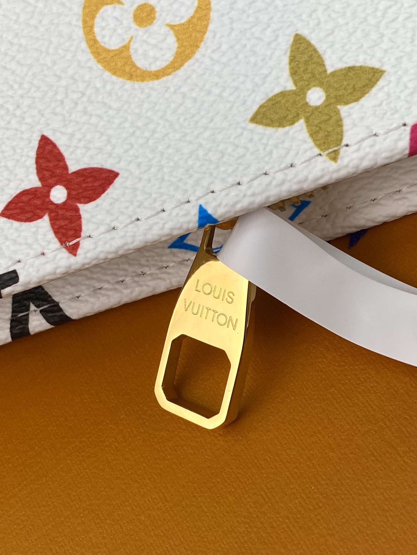 LV 一比一彩虹Monogram白色拉鍊手拿包文件包人氣造型款｜歐美奢侈品精品推薦
