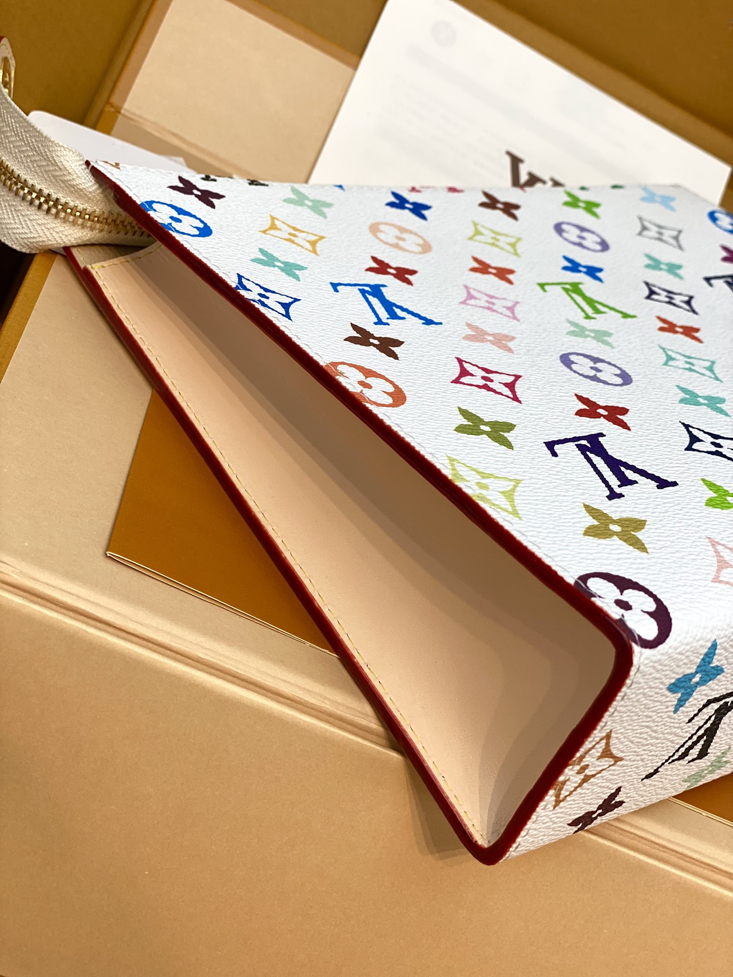 LV 一比一彩虹Monogram白色拉鍊手拿包文件包人氣造型款｜歐美奢侈品精品推薦