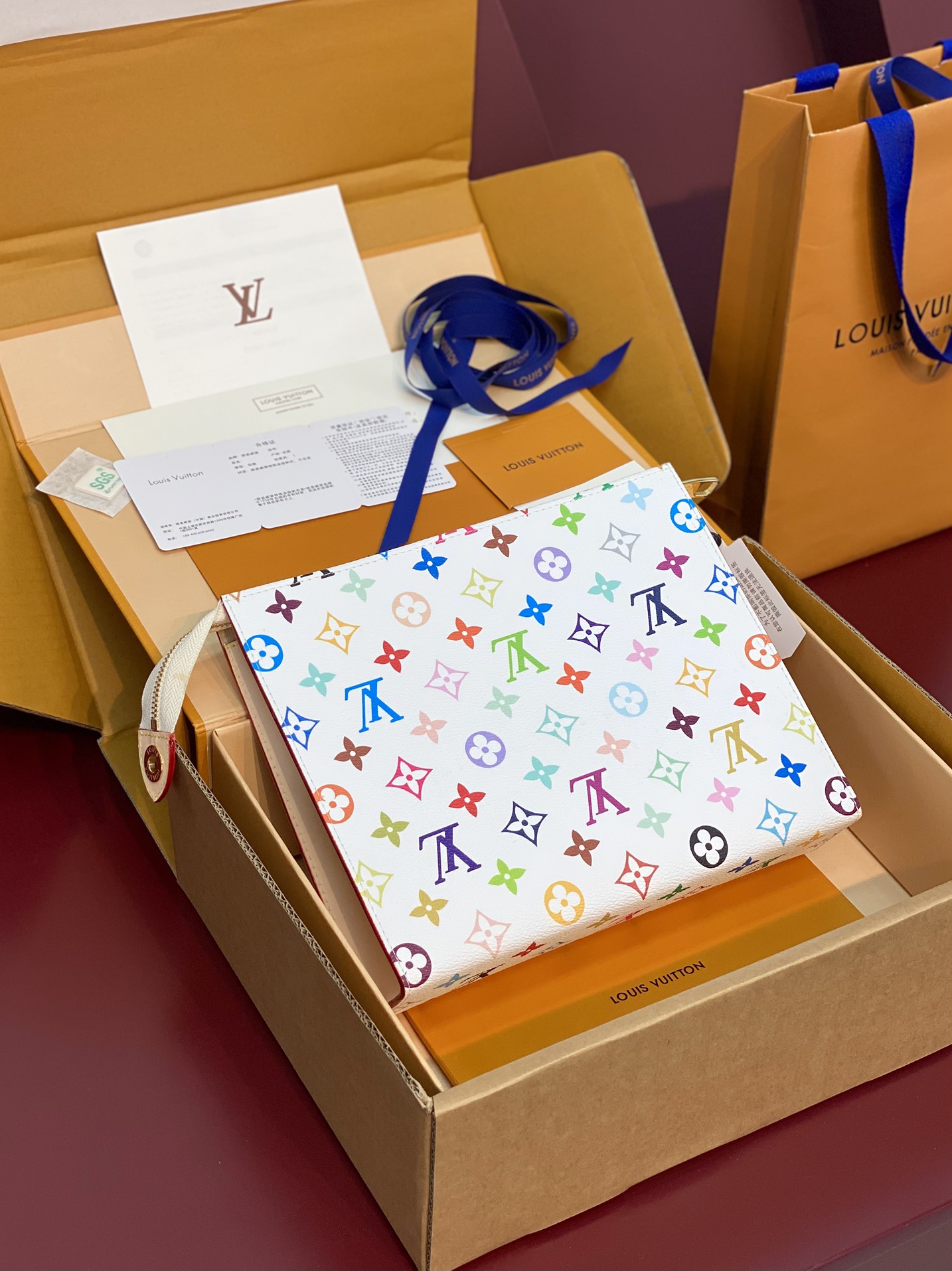 LV 一比一彩虹Monogram白色拉鍊手拿包文件包人氣造型款｜歐美奢侈品精品推薦