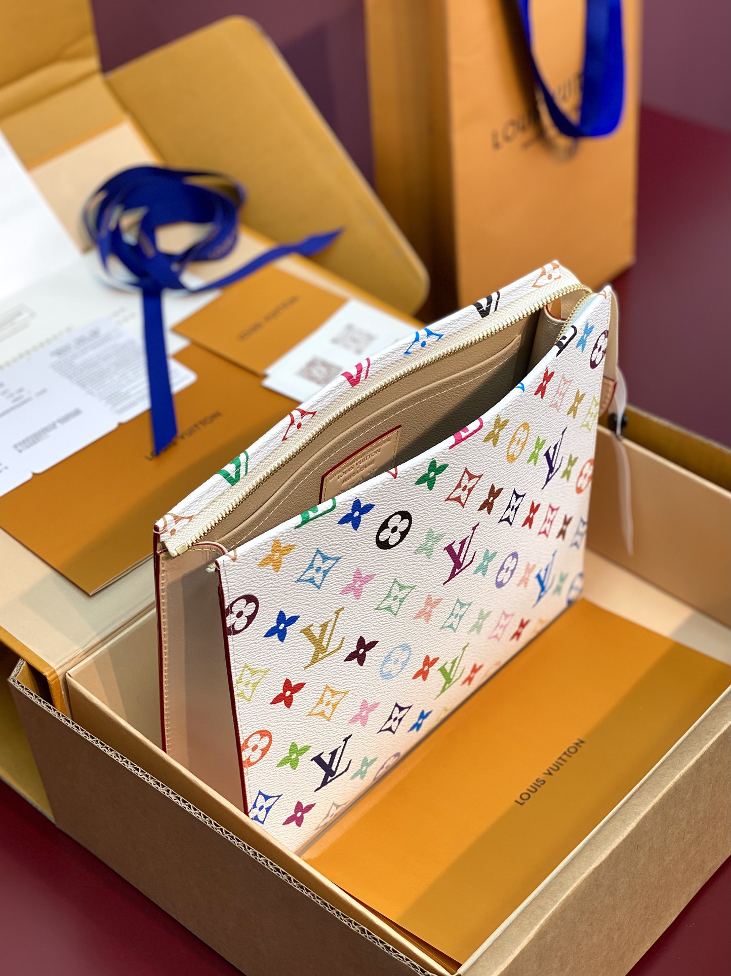 LV 一比一彩虹Monogram白色拉鍊手拿包文件包人氣造型款｜歐美奢侈品精品推薦