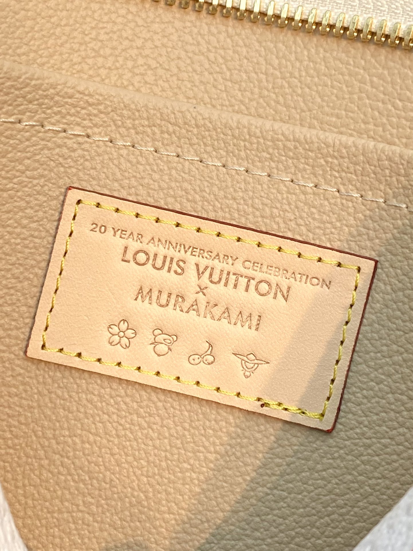 LV 一比一彩虹Monogram白色拉鍊手拿包文件包人氣造型款｜歐美奢侈品精品推薦