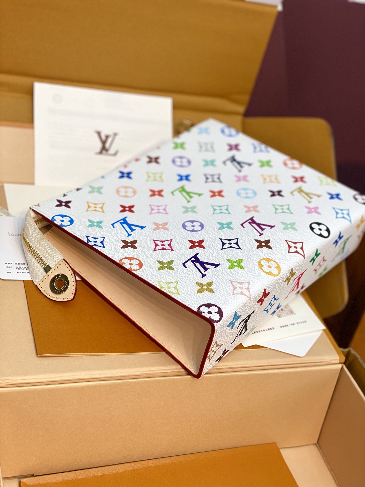 LV 一比一彩虹Monogram白色拉鍊手拿包文件包人氣造型款｜歐美奢侈品精品推薦