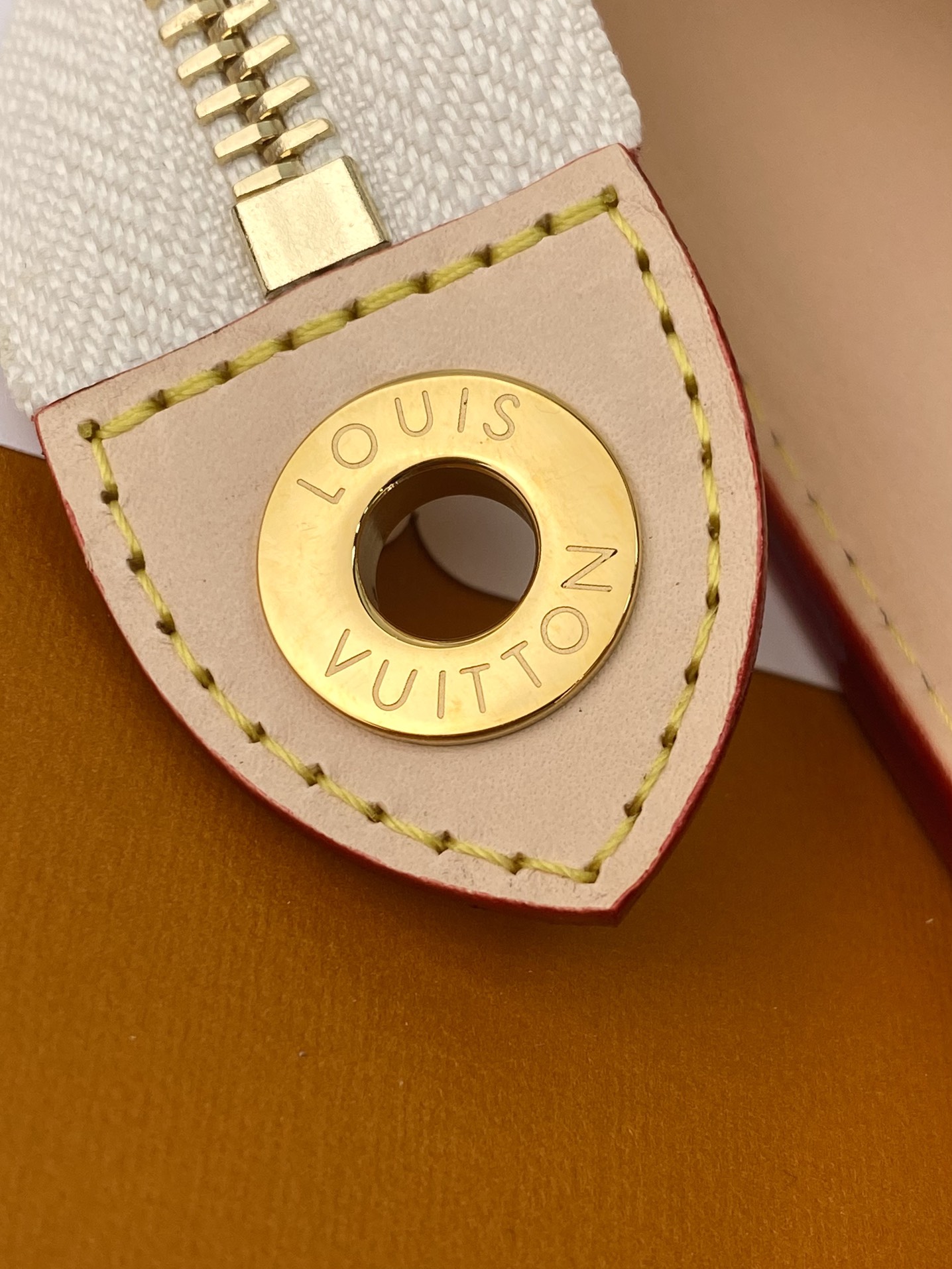 LV 一比一彩虹Monogram白色拉鍊手拿包文件包人氣造型款｜歐美奢侈品精品推薦