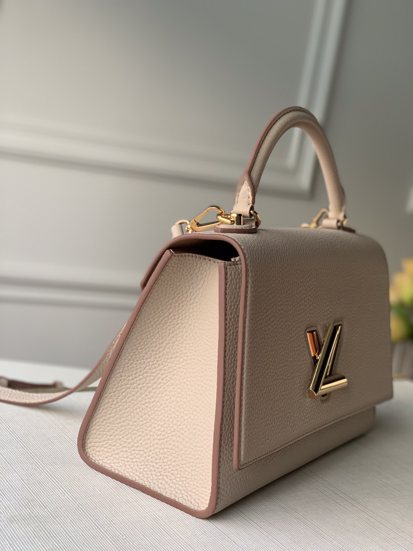 LV高仿Capucines手提包優雅奶油杏色百搭新款