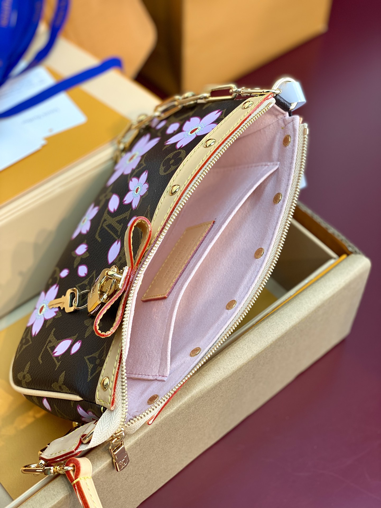 LV A貨櫻花限量版手拿包Monogram帆布粉嫩櫻花時尚新作｜歐美奢侈品精品推薦