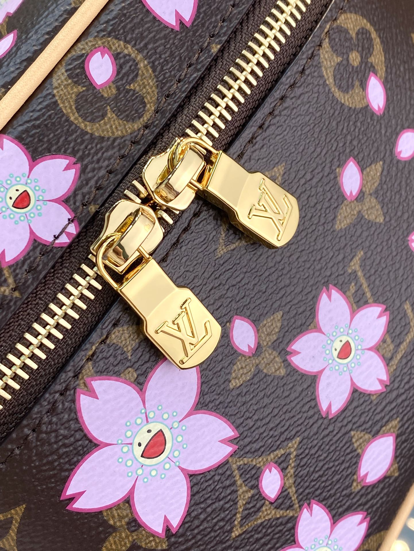 LV高仿M14181櫻花限量化妝箱粉嫩Monogram帆布人氣推薦｜歐美奢侈品精品推薦