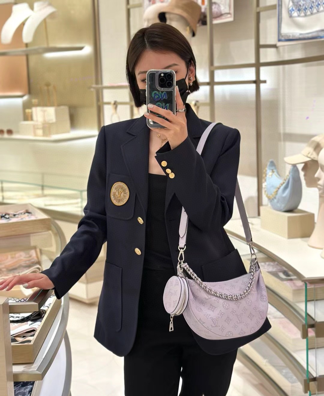 LV高仿M22822白色半月包附零錢包優雅鍊條女款人氣推薦