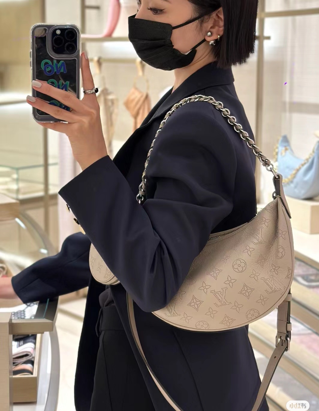 LV原單M22820米杏色半月包附零錢包優雅百搭人氣新作