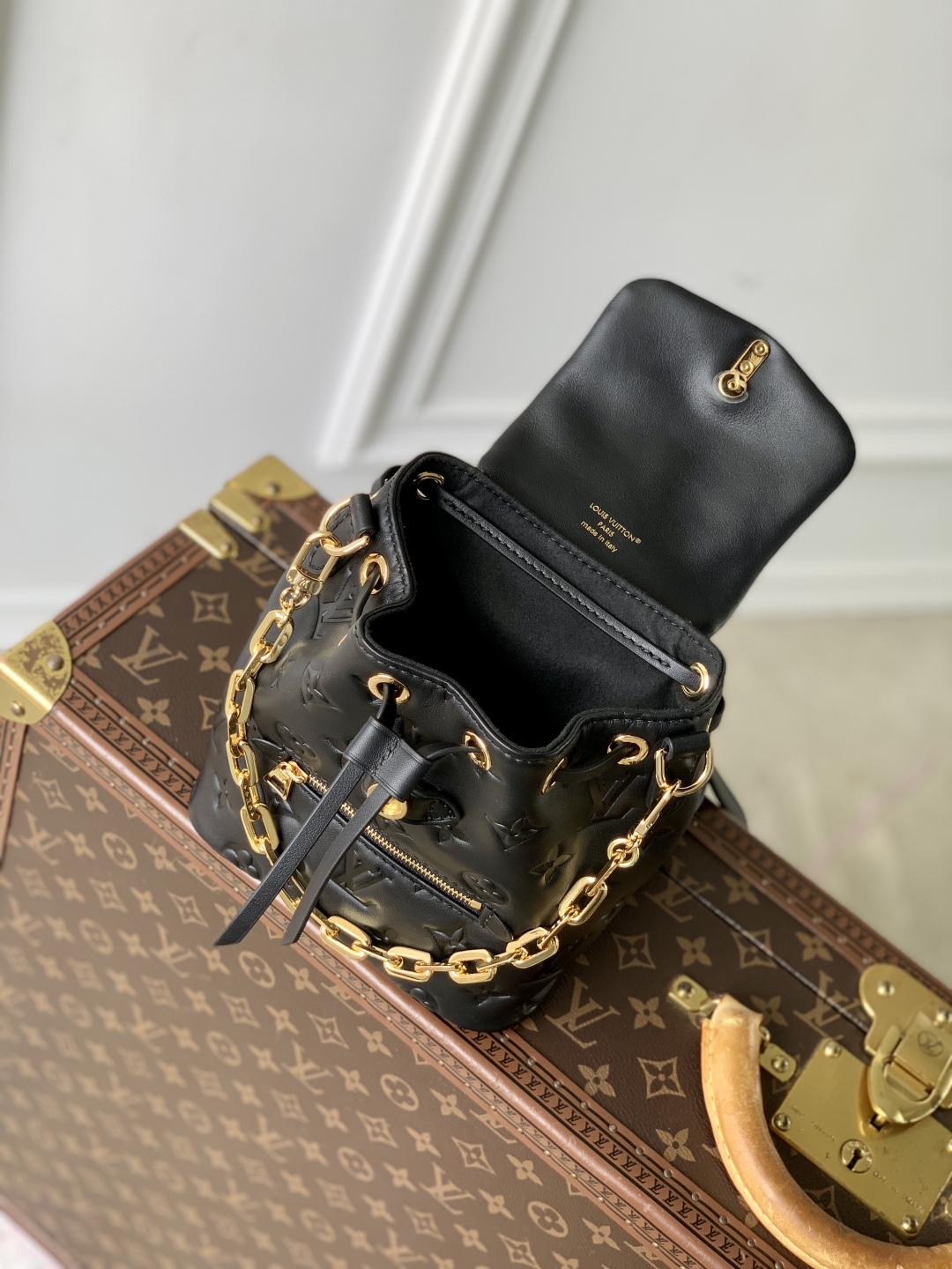 LV高仿M13387黑色迷你背包Monogram壓紋鎖頭鏈條時尚新作｜歐美奢侈品精品推薦
