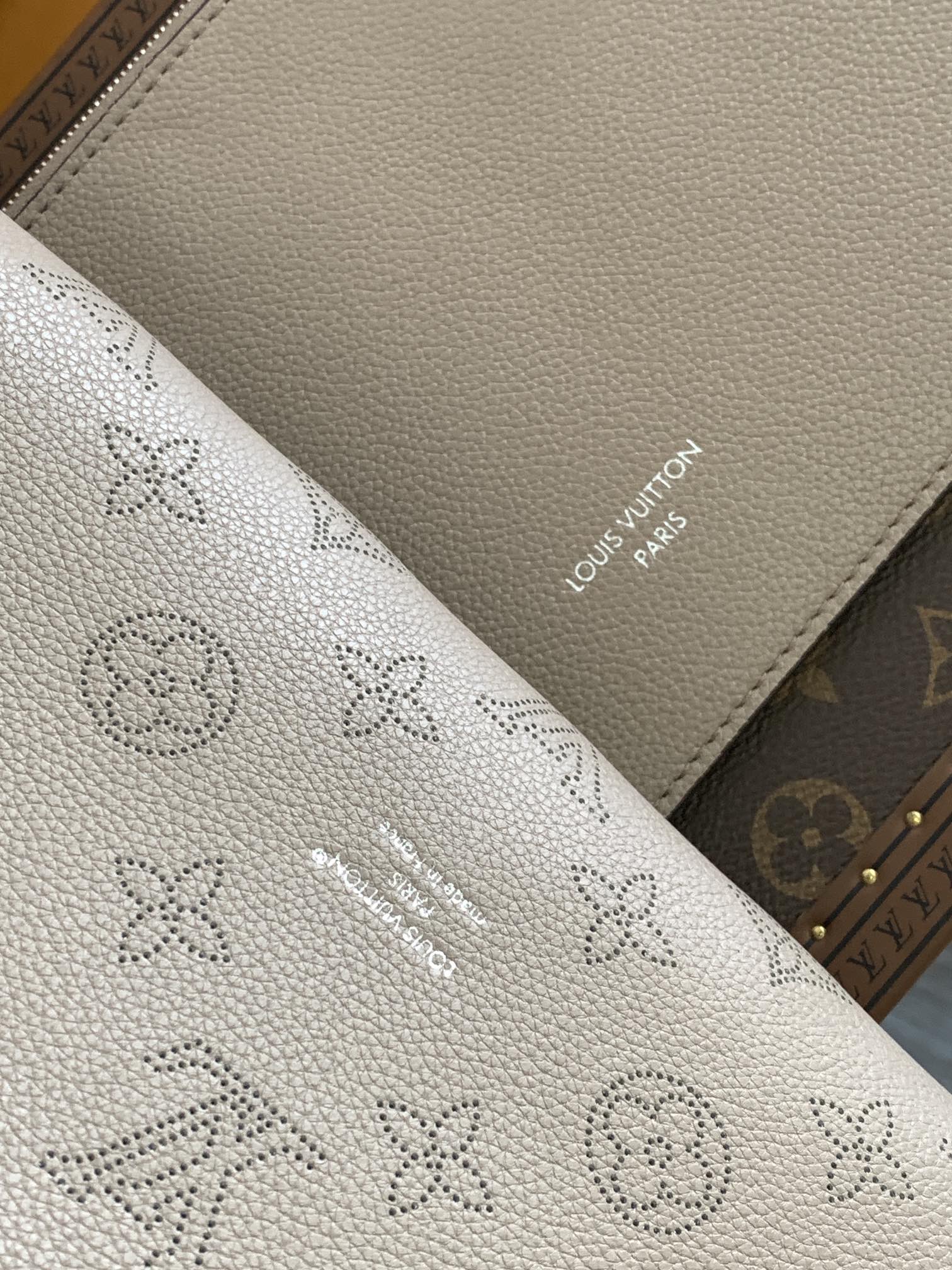 LV高仿M13180米杏色LockMe托特包附手拿包通勤百搭人氣新作｜歐美奢侈品精品推薦