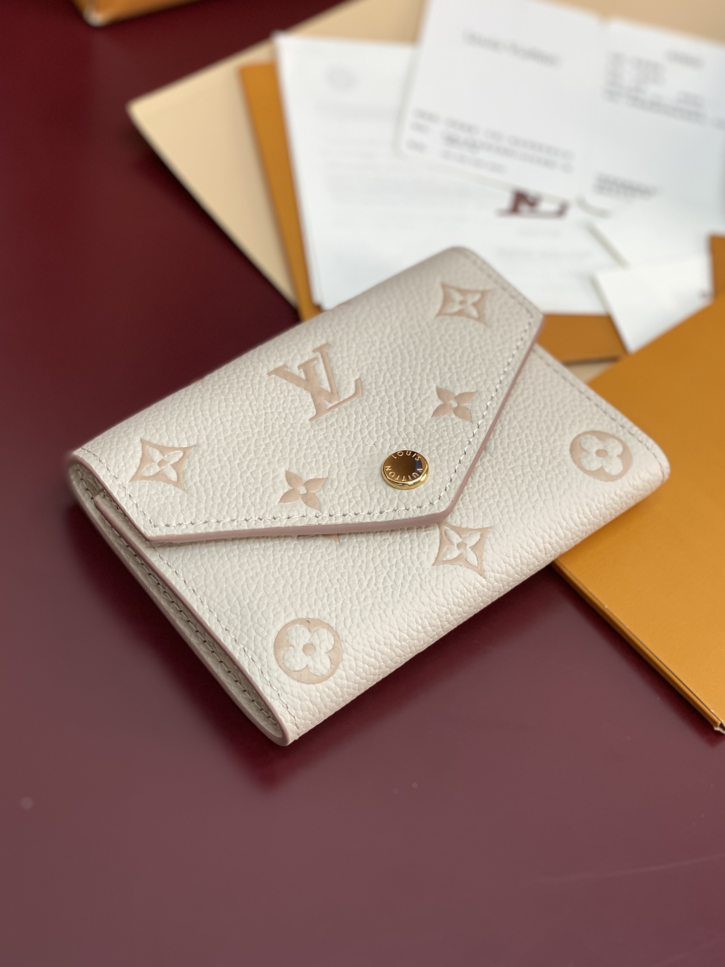 LV原單白色短夾三折錢包Monogram壓紋奶油粉人氣推薦款｜歐美奢侈品精品推薦