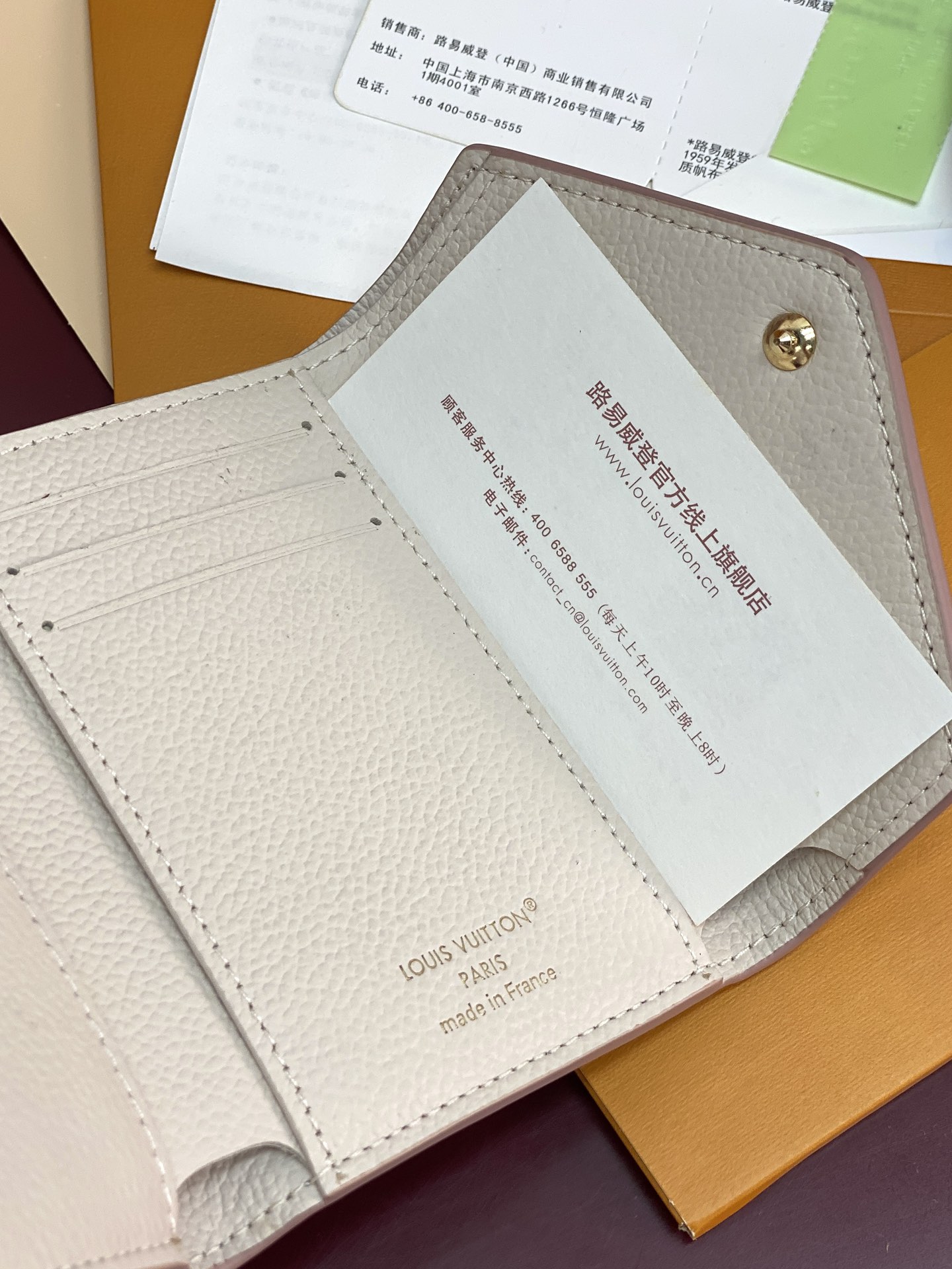 LV原單白色短夾三折錢包Monogram壓紋奶油粉人氣推薦款｜歐美奢侈品精品推薦