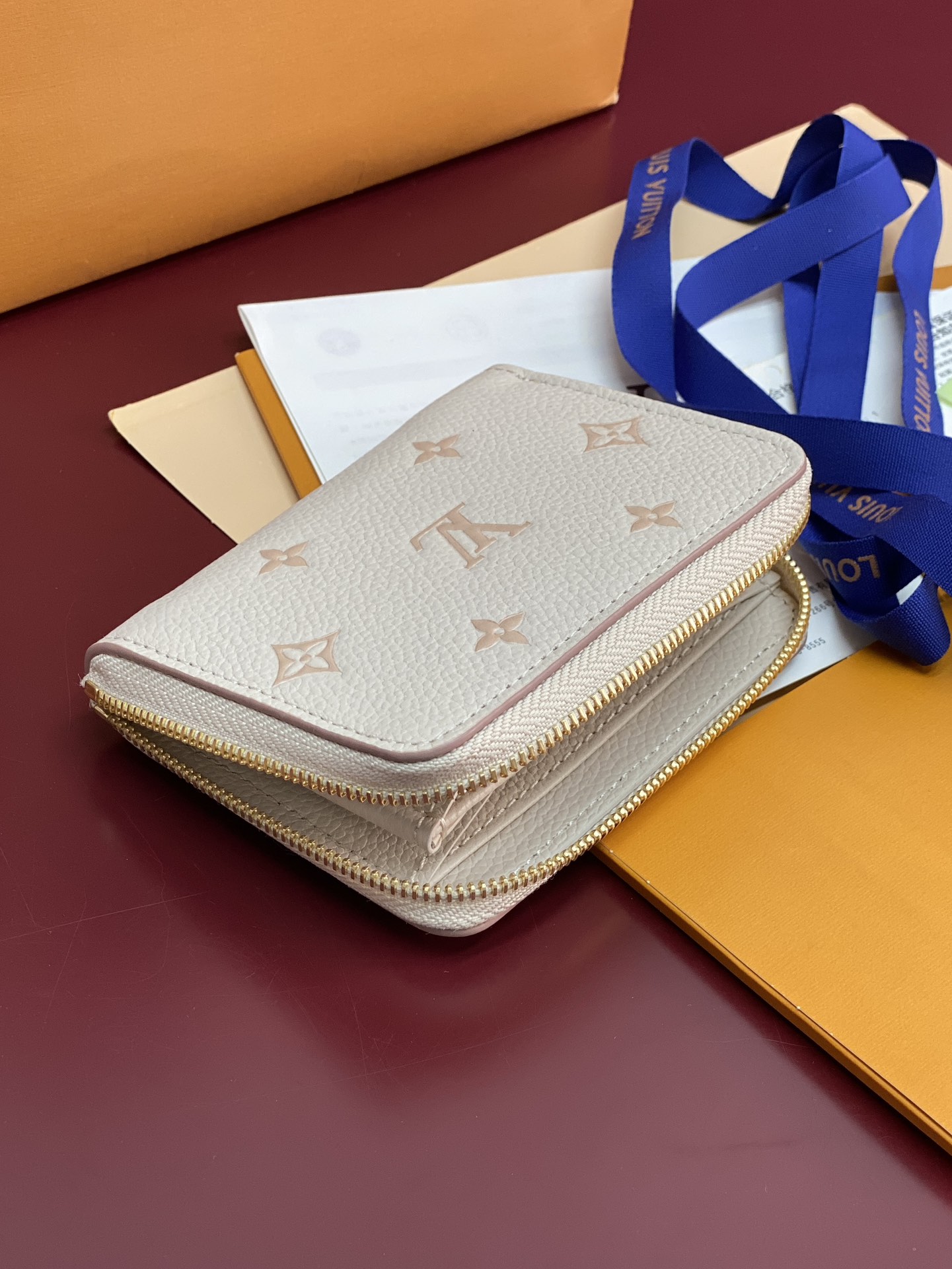 LV高仿M80965白色拉鍊短夾Monogram壓紋奶油粉人氣精品推薦｜歐美奢侈品精品推薦