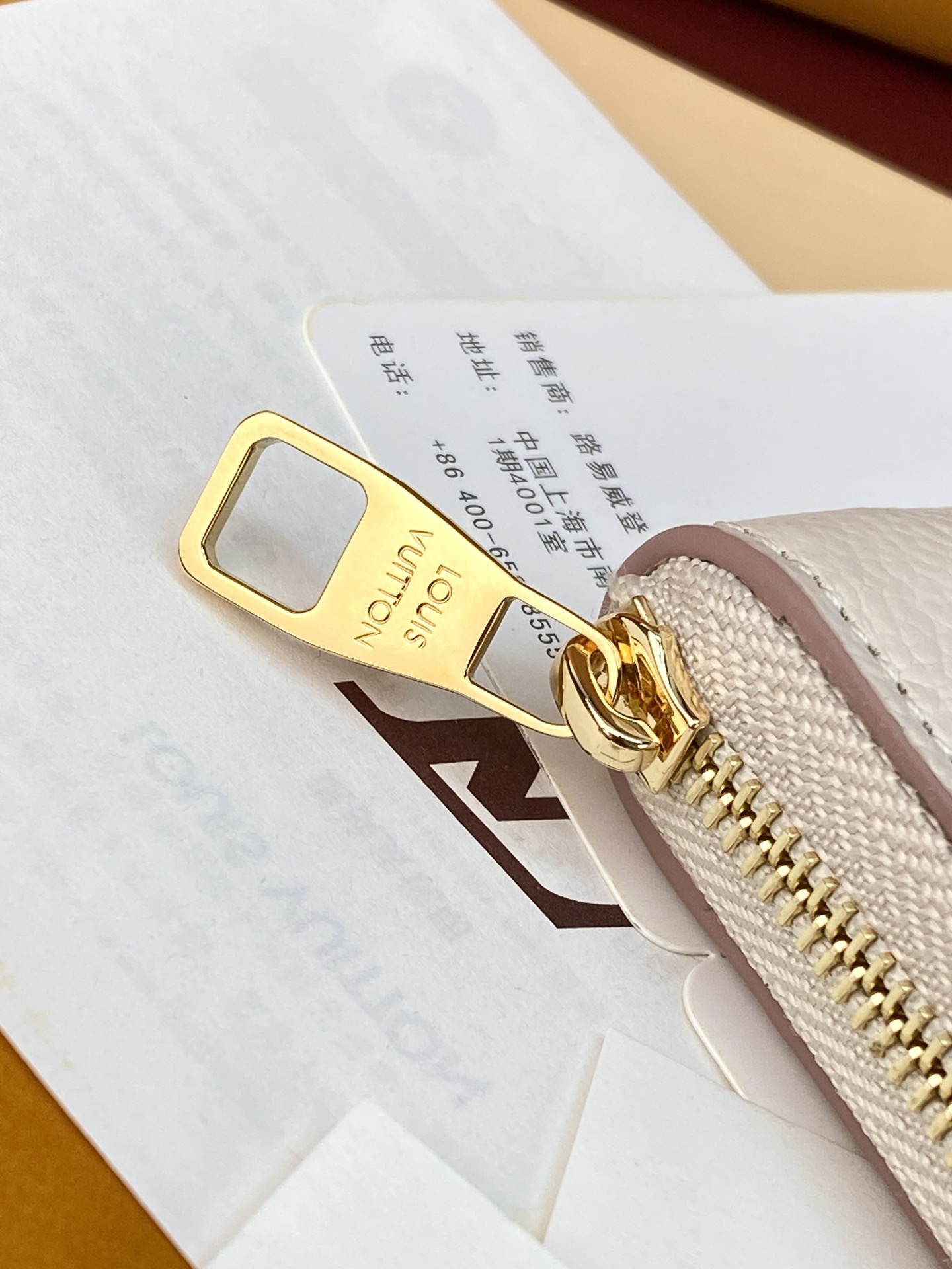 LV高仿M80965白色拉鍊短夾Monogram壓紋奶油粉人氣精品推薦｜歐美奢侈品精品推薦