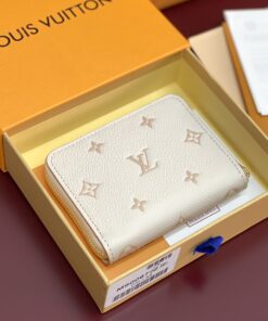LV高仿M80965白色拉鍊短夾Monogram壓紋奶油粉人氣精品推薦