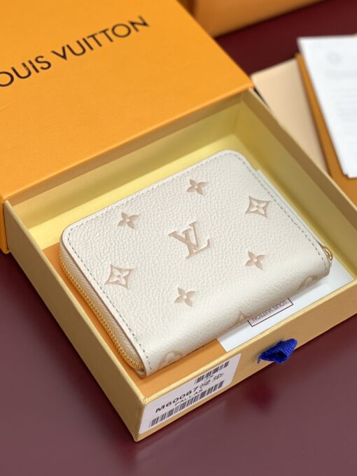 LV高仿M80965白色拉鍊短夾Monogram壓紋奶油粉人氣精品推薦