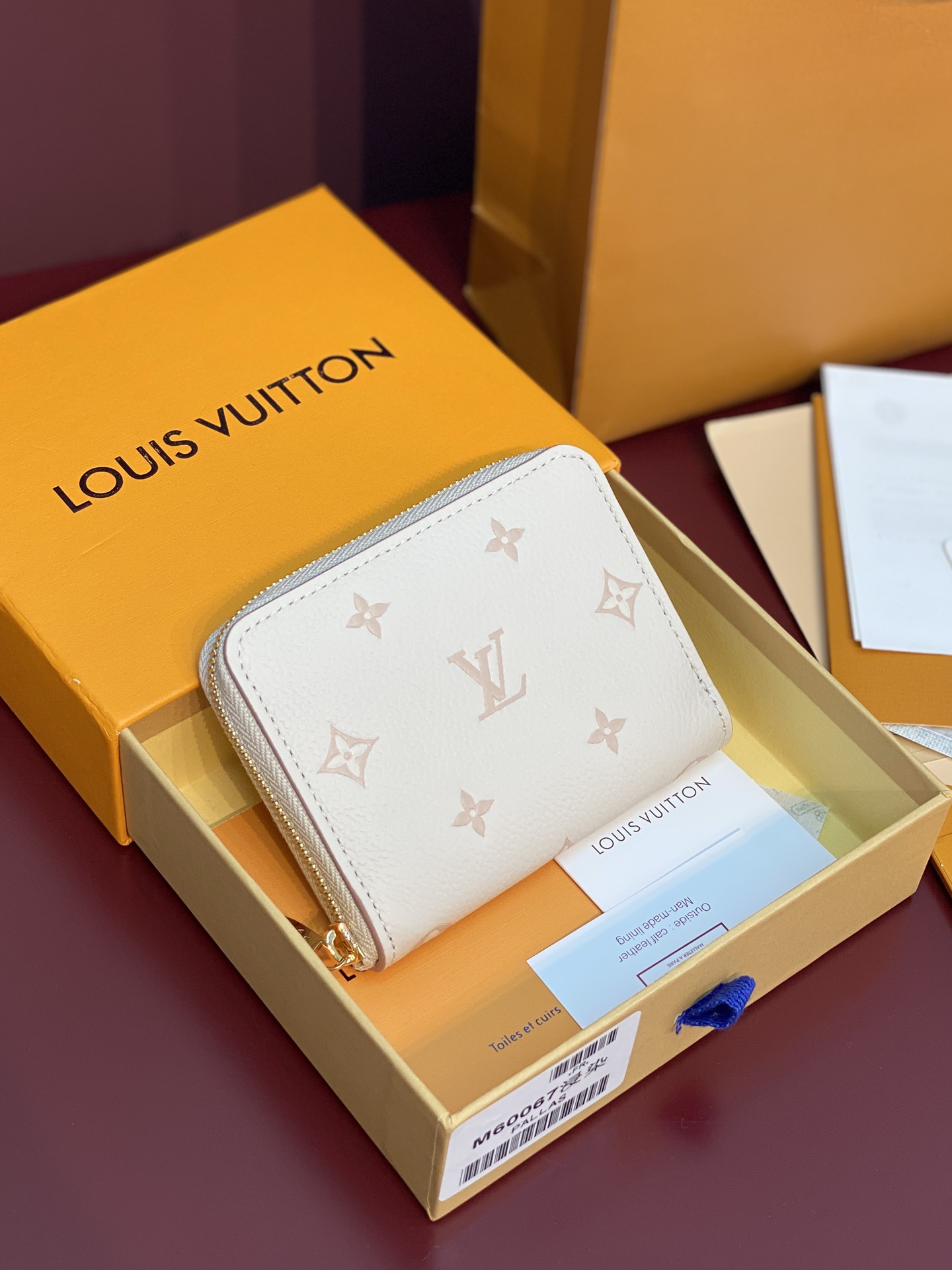 LV高仿M80965白色拉鍊短夾Monogram壓紋奶油粉人氣精品推薦｜歐美奢侈品精品推薦