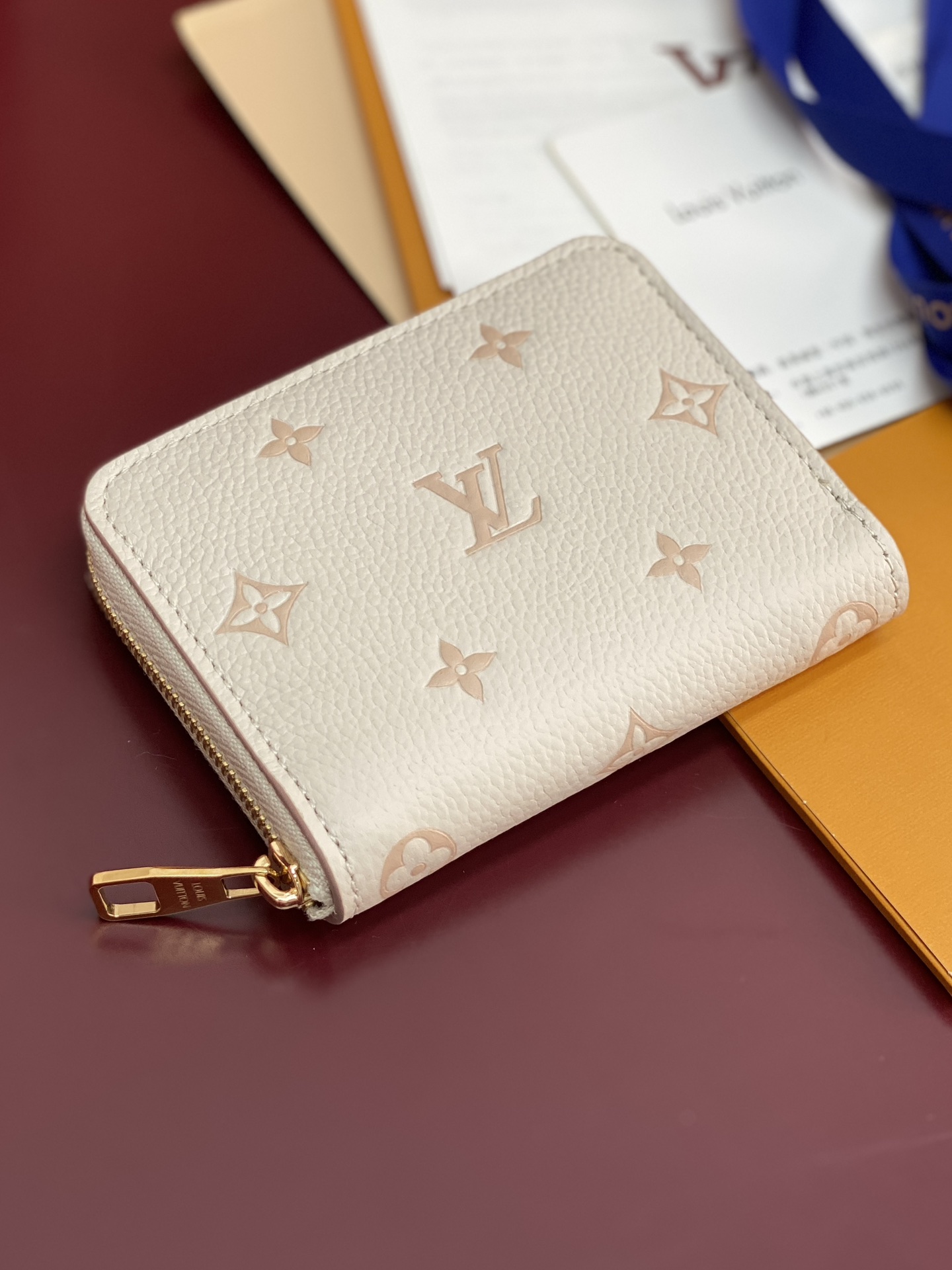 LV高仿M80965白色拉鍊短夾Monogram壓紋奶油粉人氣精品推薦｜歐美奢侈品精品推薦