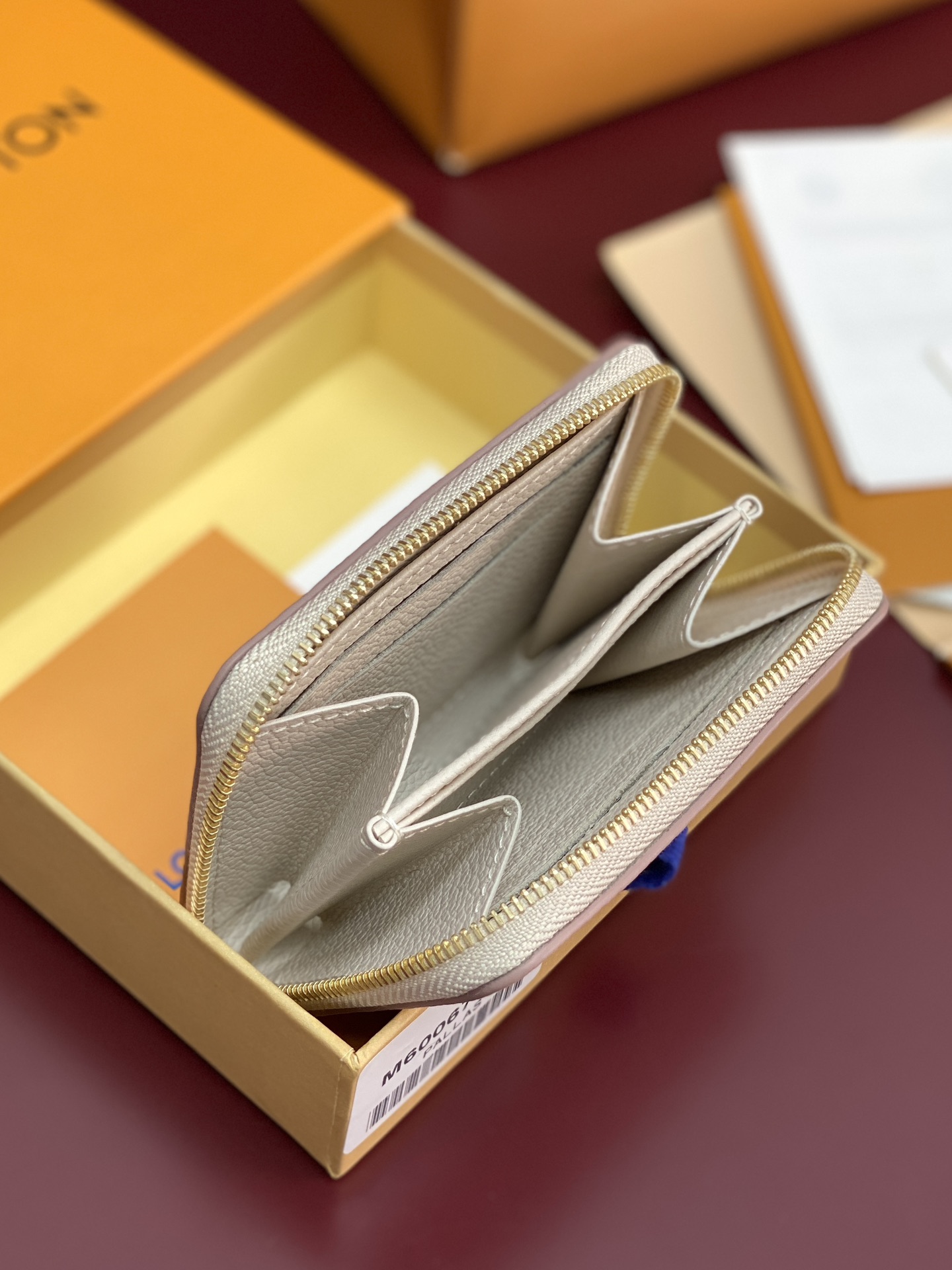 LV高仿M80965白色拉鍊短夾Monogram壓紋奶油粉人氣精品推薦｜歐美奢侈品精品推薦