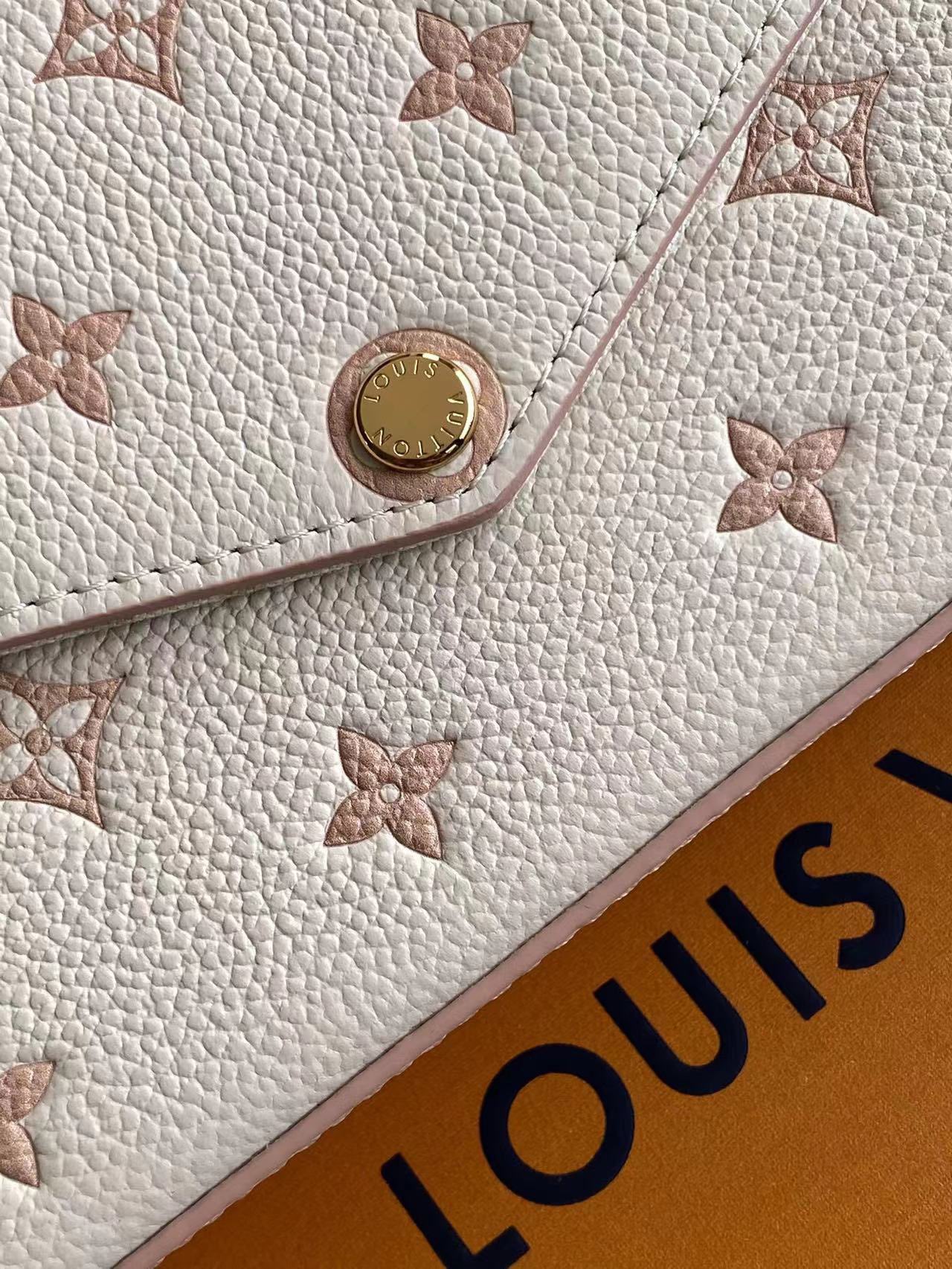 LV一比一奶油粉信封鍊條包Monogram壓紋輕巧優雅人氣推薦｜歐美奢侈品精品推薦