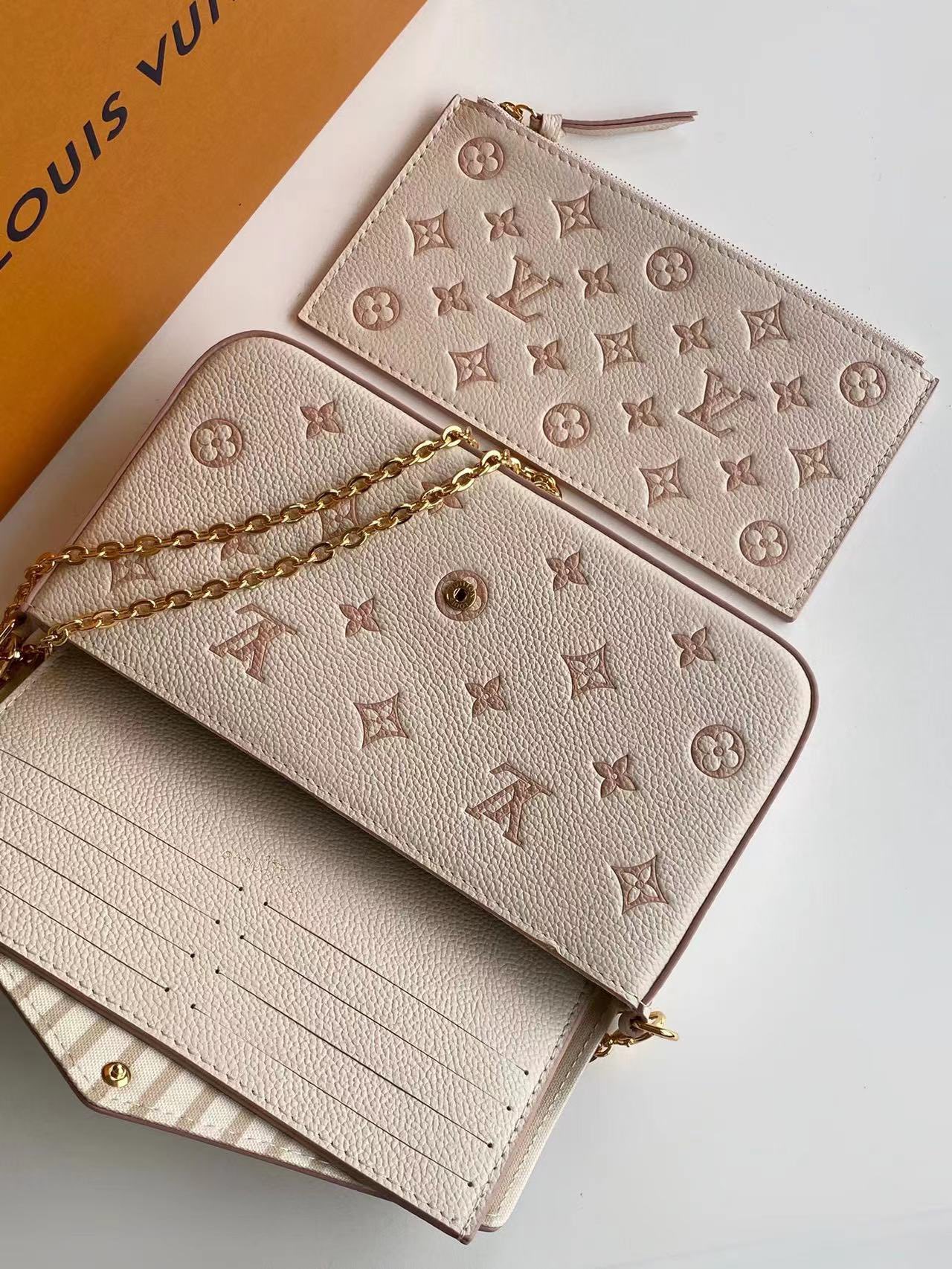 LV一比一奶油粉信封鍊條包Monogram壓紋輕巧優雅人氣推薦｜歐美奢侈品精品推薦