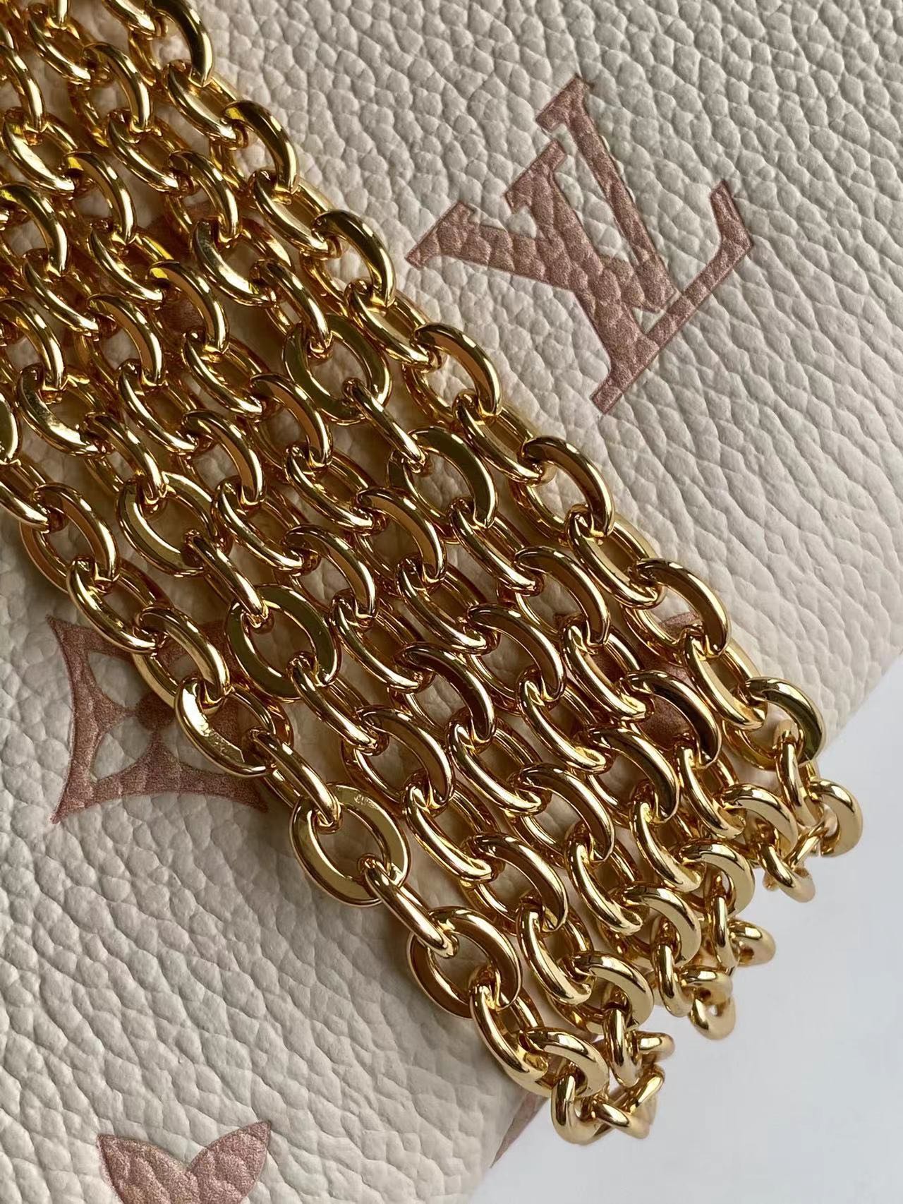 LV一比一奶油粉信封鍊條包Monogram壓紋輕巧優雅人氣推薦｜歐美奢侈品精品推薦