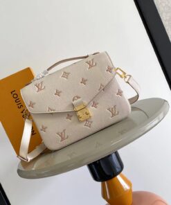 LV原單奶油粉鎖頭翻蓋包Monogram壓紋手提斜背兩用人氣推薦