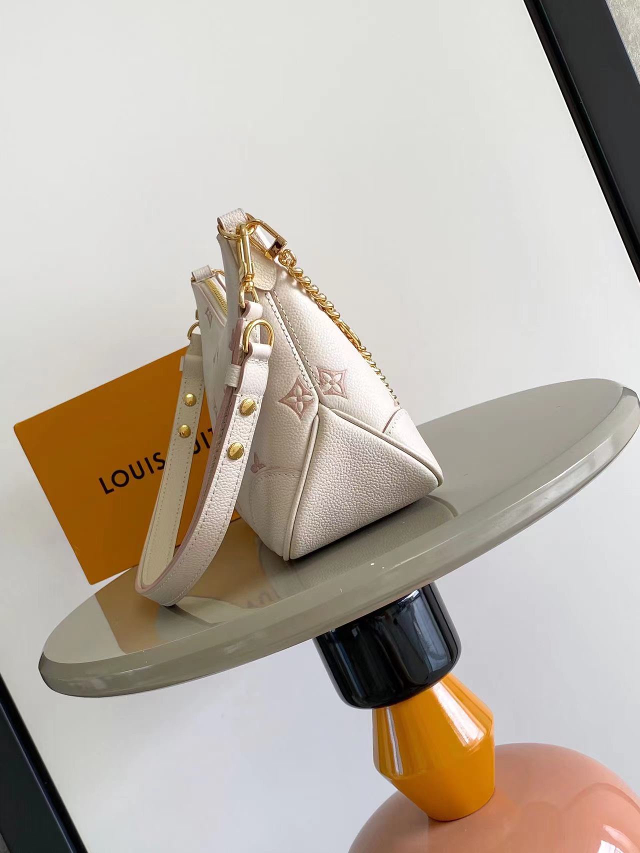 LV一比一奶油粉金鍊腋下包Monogram壓紋氣質甜美小包推薦｜歐美奢侈品精品推薦