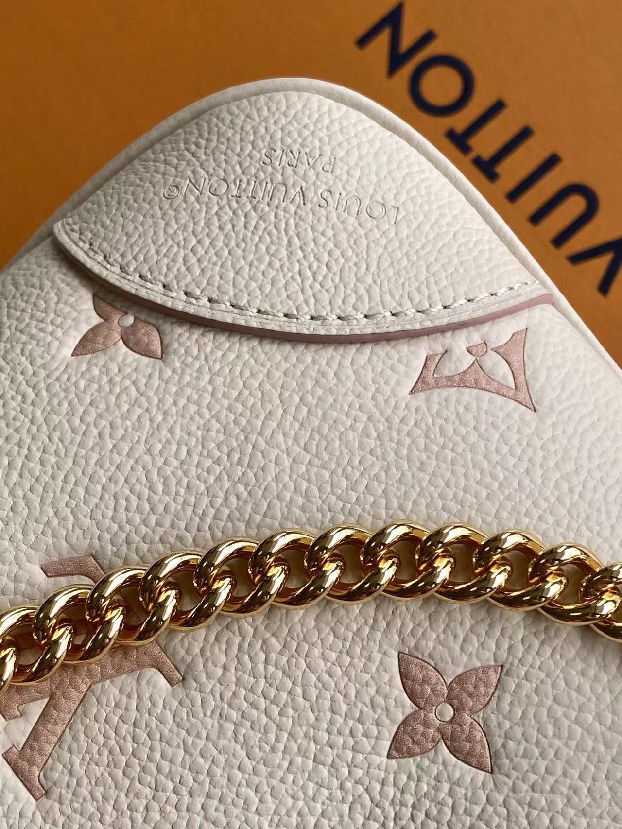 LV一比一奶油粉金鍊腋下包Monogram壓紋氣質甜美小包推薦｜歐美奢侈品精品推薦