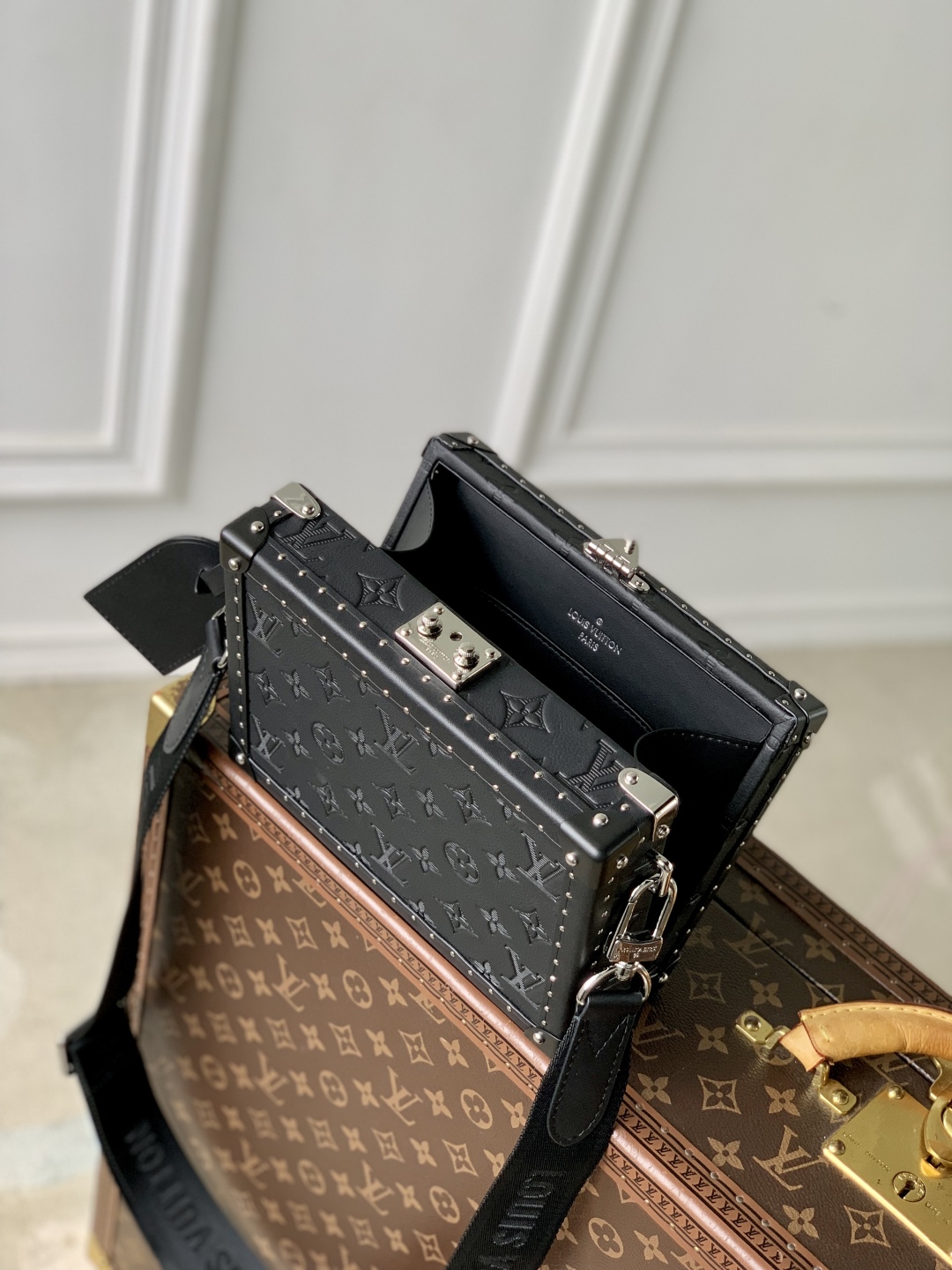 LV一比一黑色Soft Trunk手袋潮流硬箱造型斜背包男款首選｜歐美奢侈品精品推薦