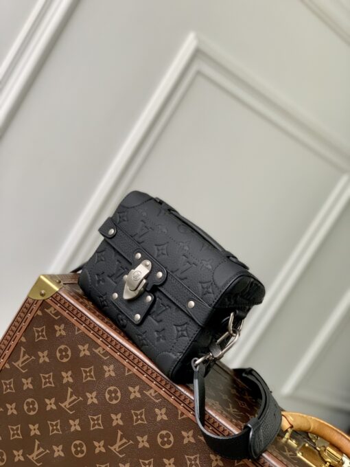 LV A貨黑色硬殼斜背包 M13871 經典Monogram潮流造型