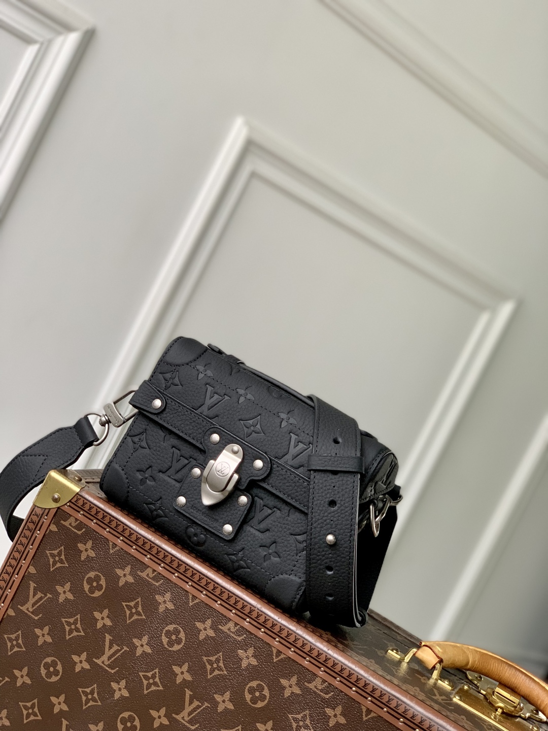 LV A貨黑色硬殼斜背包 M13871 經典Monogram潮流造型｜歐美奢侈品精品推薦